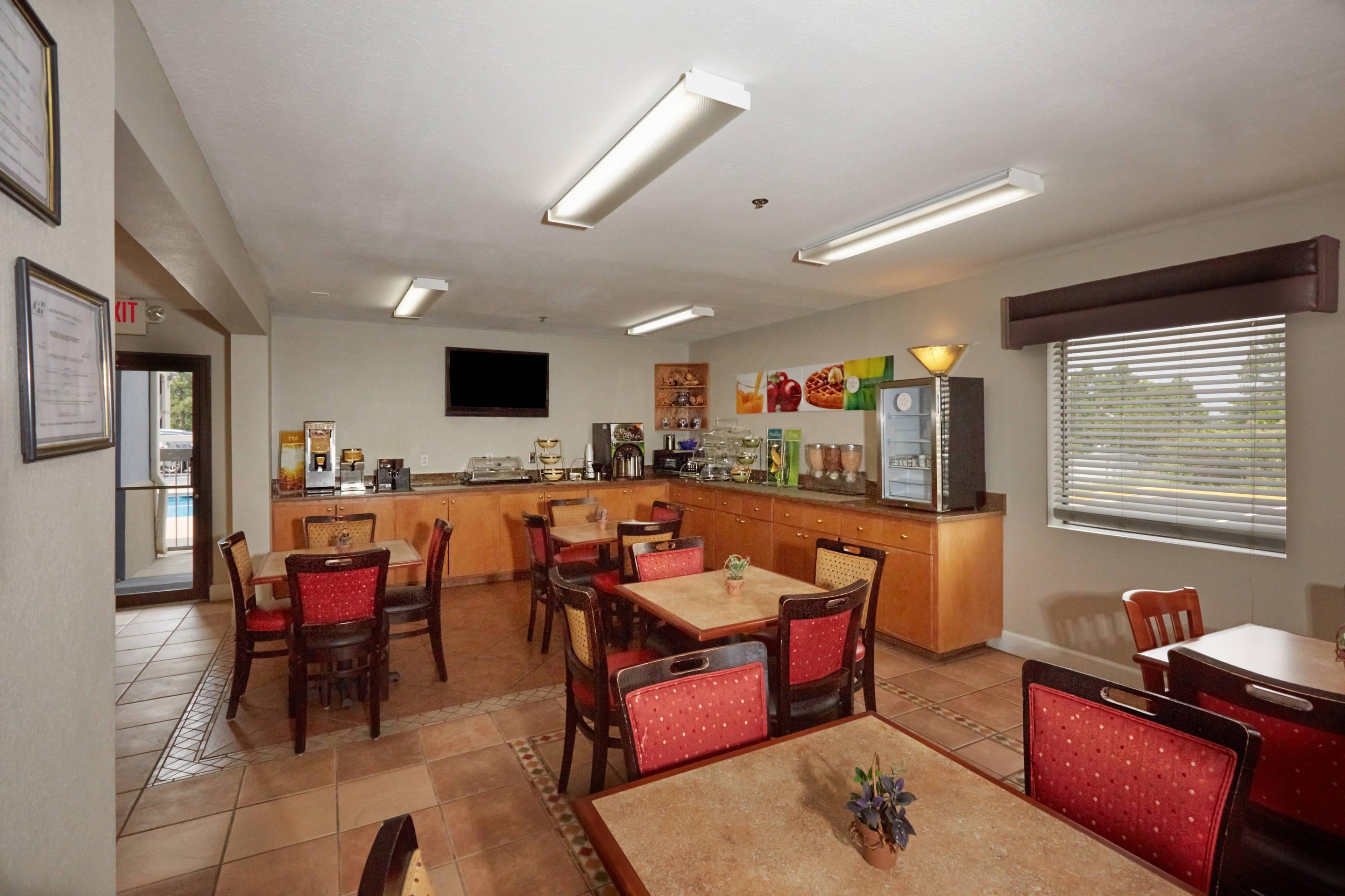 Breakfast area | Quality Inn Augusta West Near Fort Eisenhower
