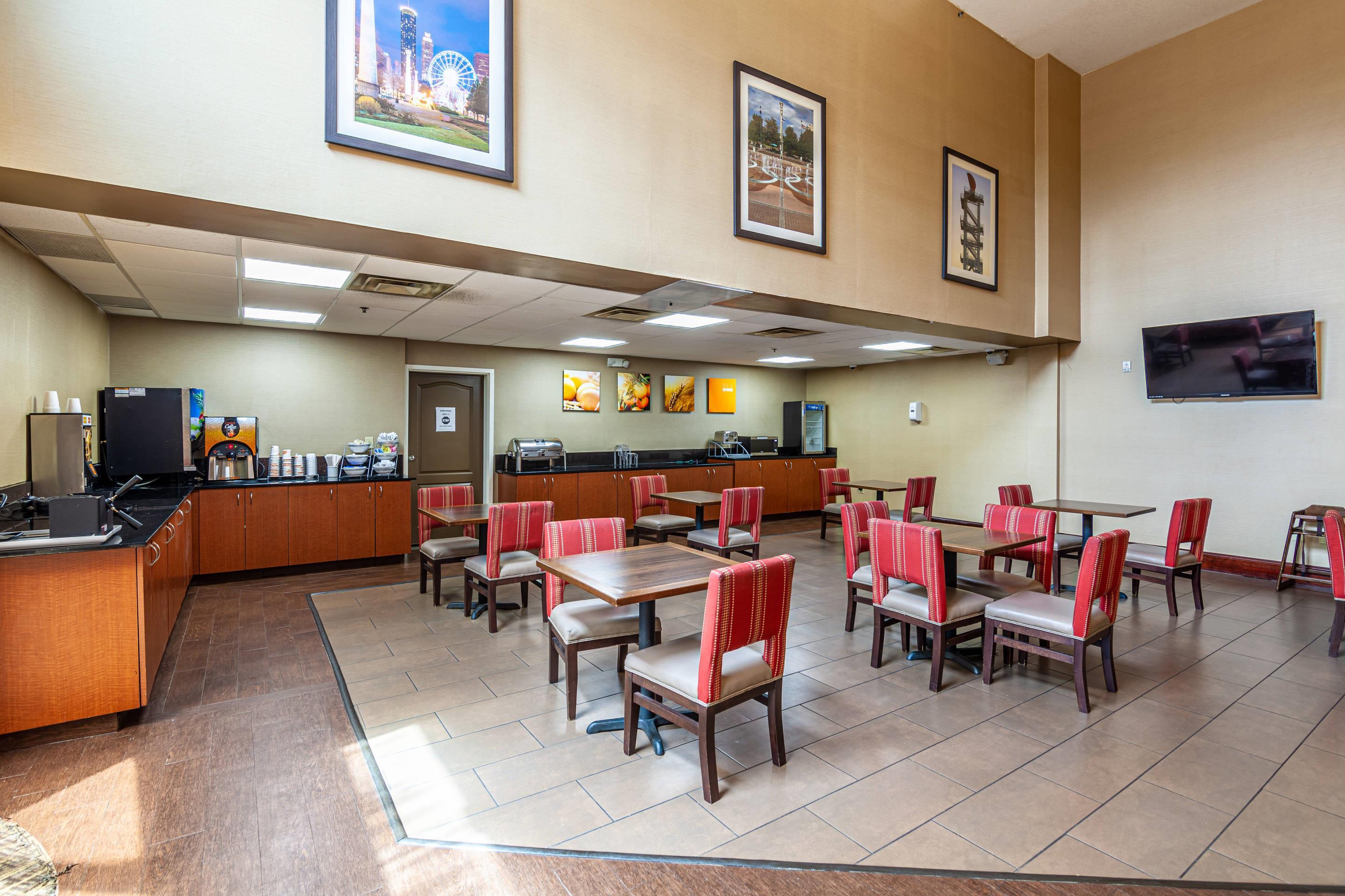 Breakfast area | Comfort Suites Morrow - Atlanta South