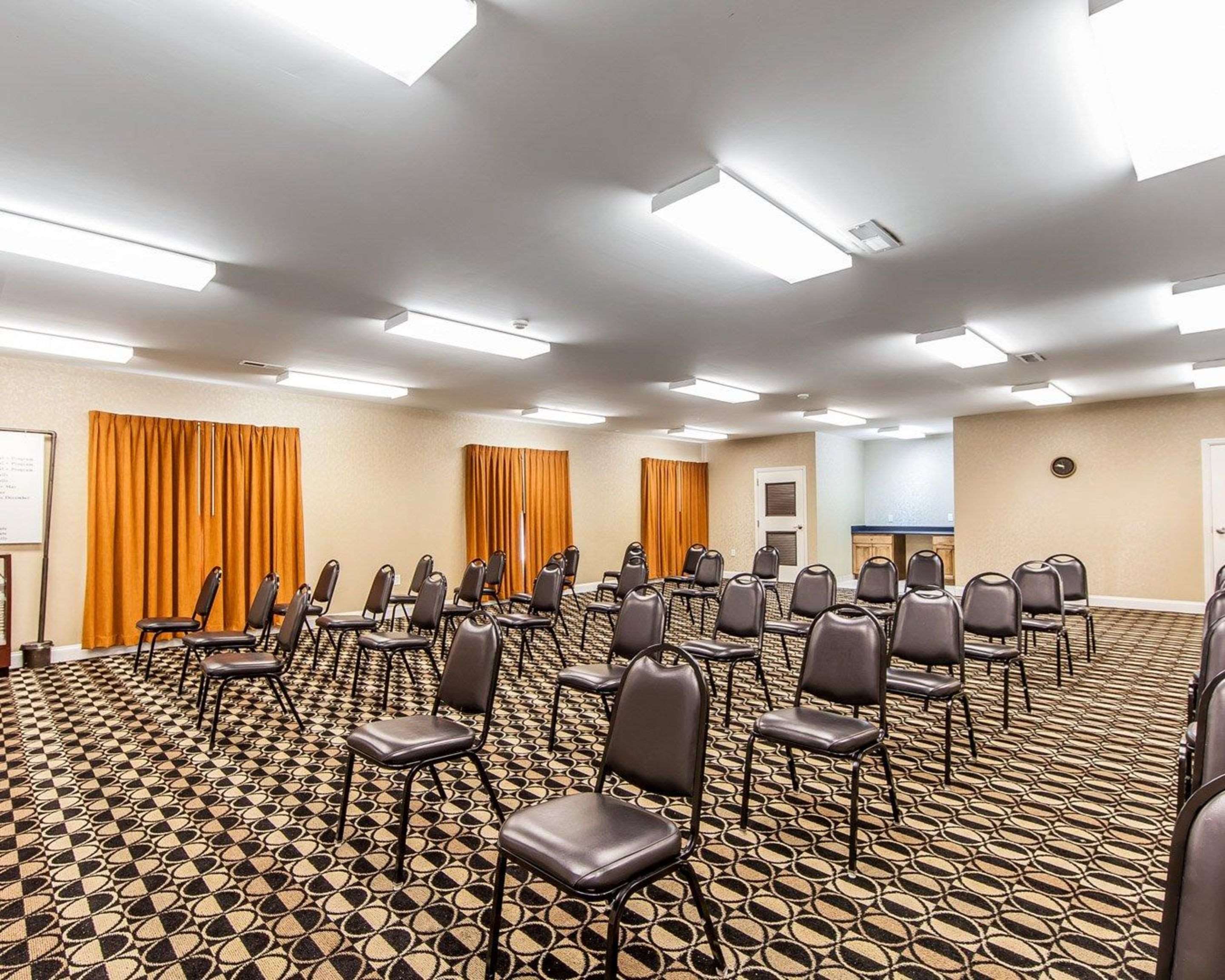 Meeting room with theater-style setup | Quality Inn & Suites Bremen