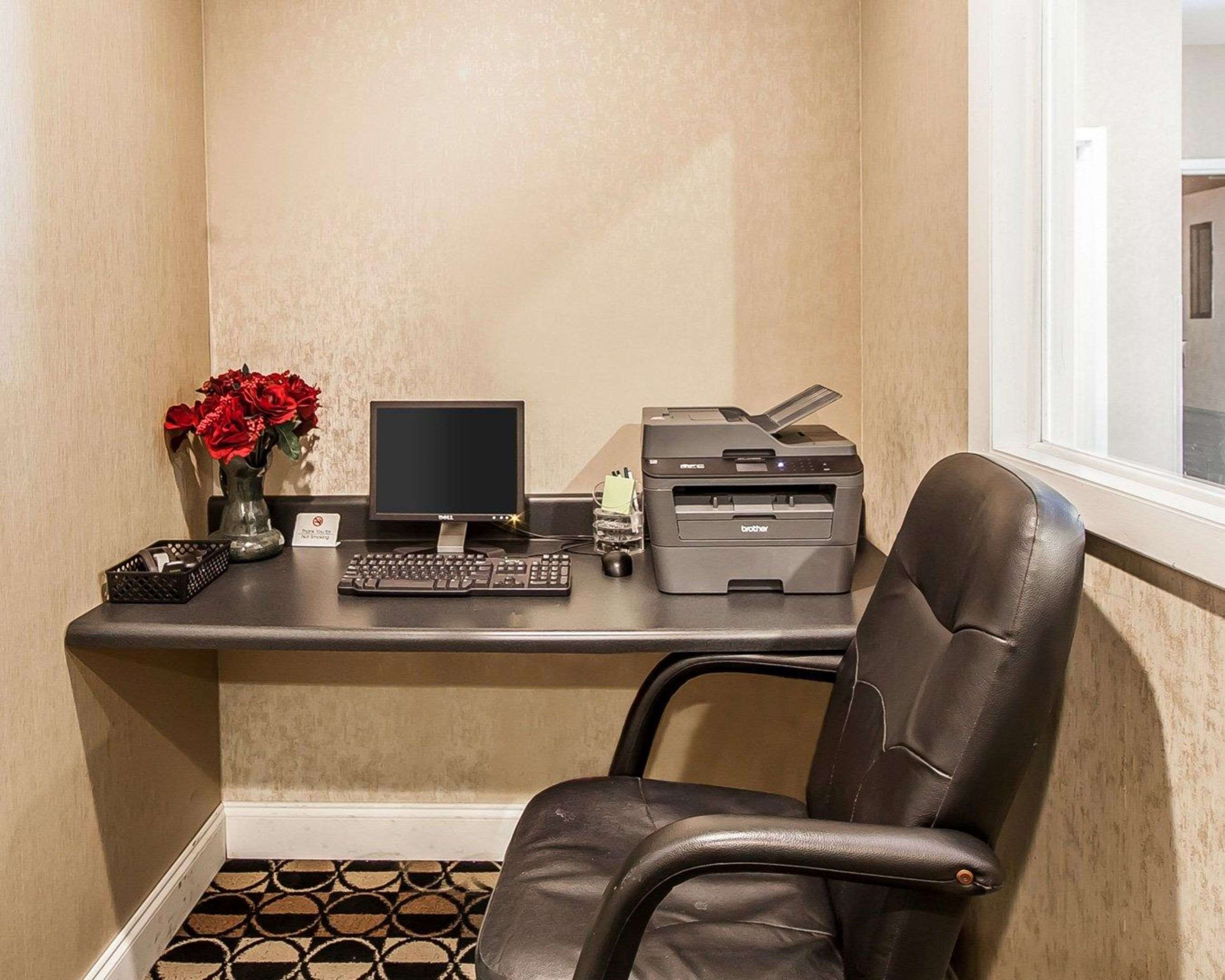 Business center | Quality Inn & Suites Bremen