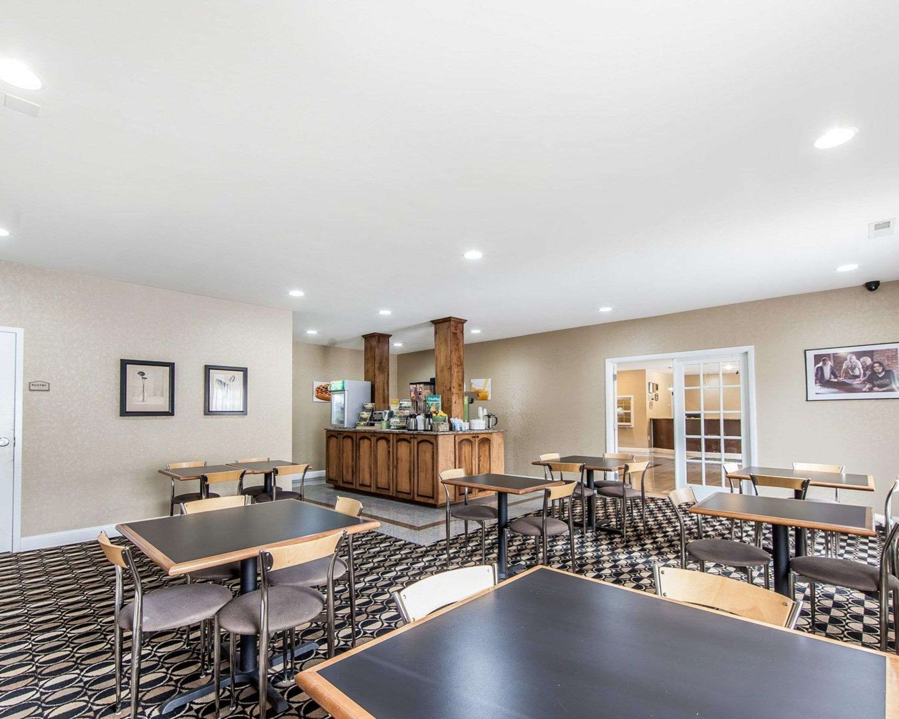 Enjoy breakfast in this seating area | Quality Inn & Suites Bremen