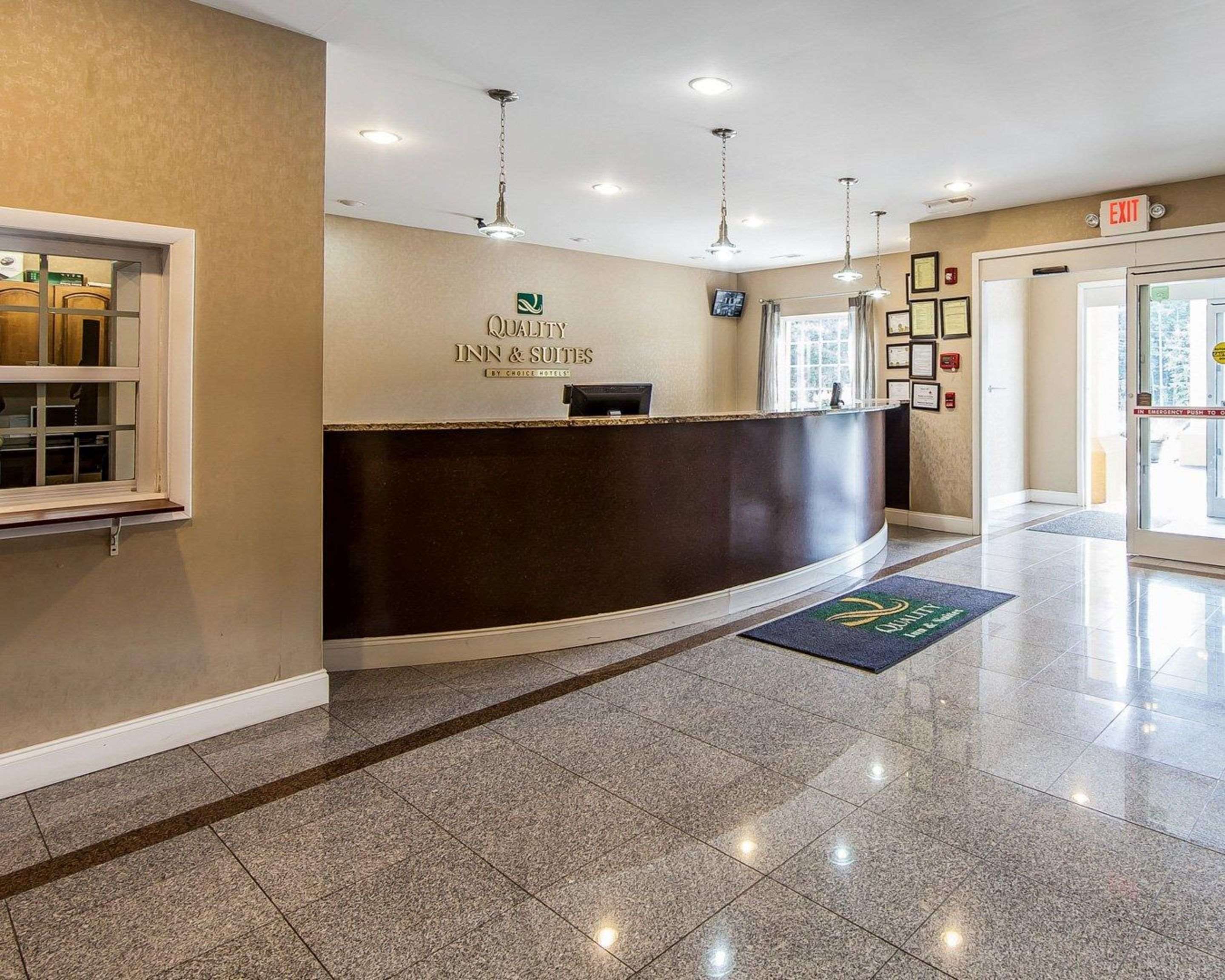 Hotel lobby | Quality Inn & Suites Bremen