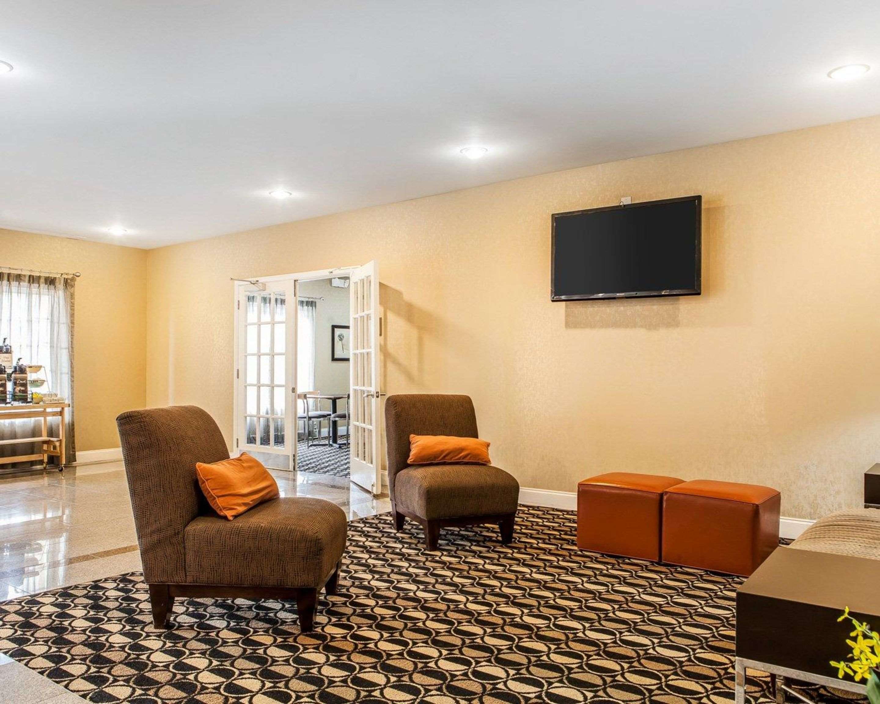 Spacious lobby | Quality Inn & Suites Bremen
