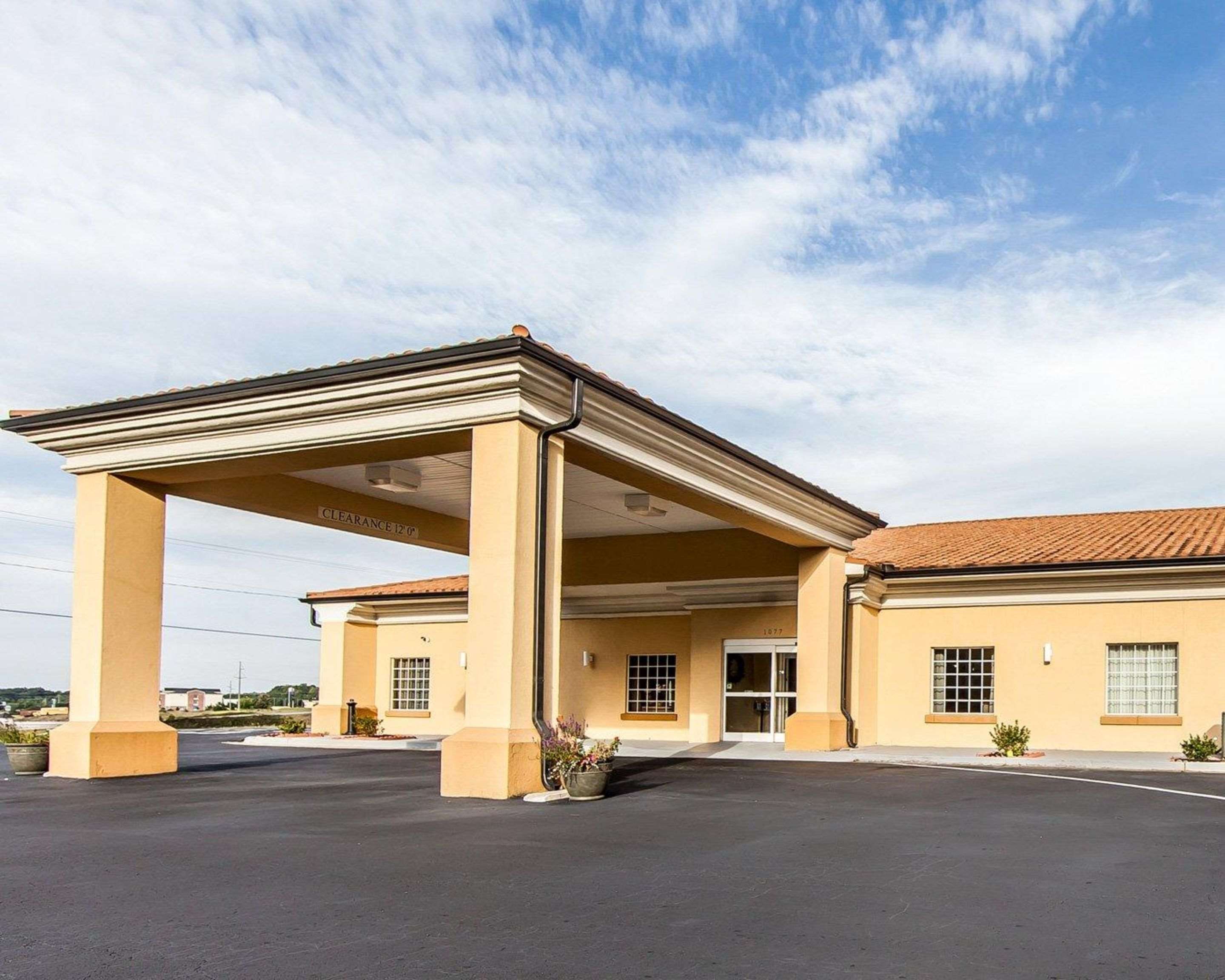 Hotel entrance | Quality Inn & Suites Bremen