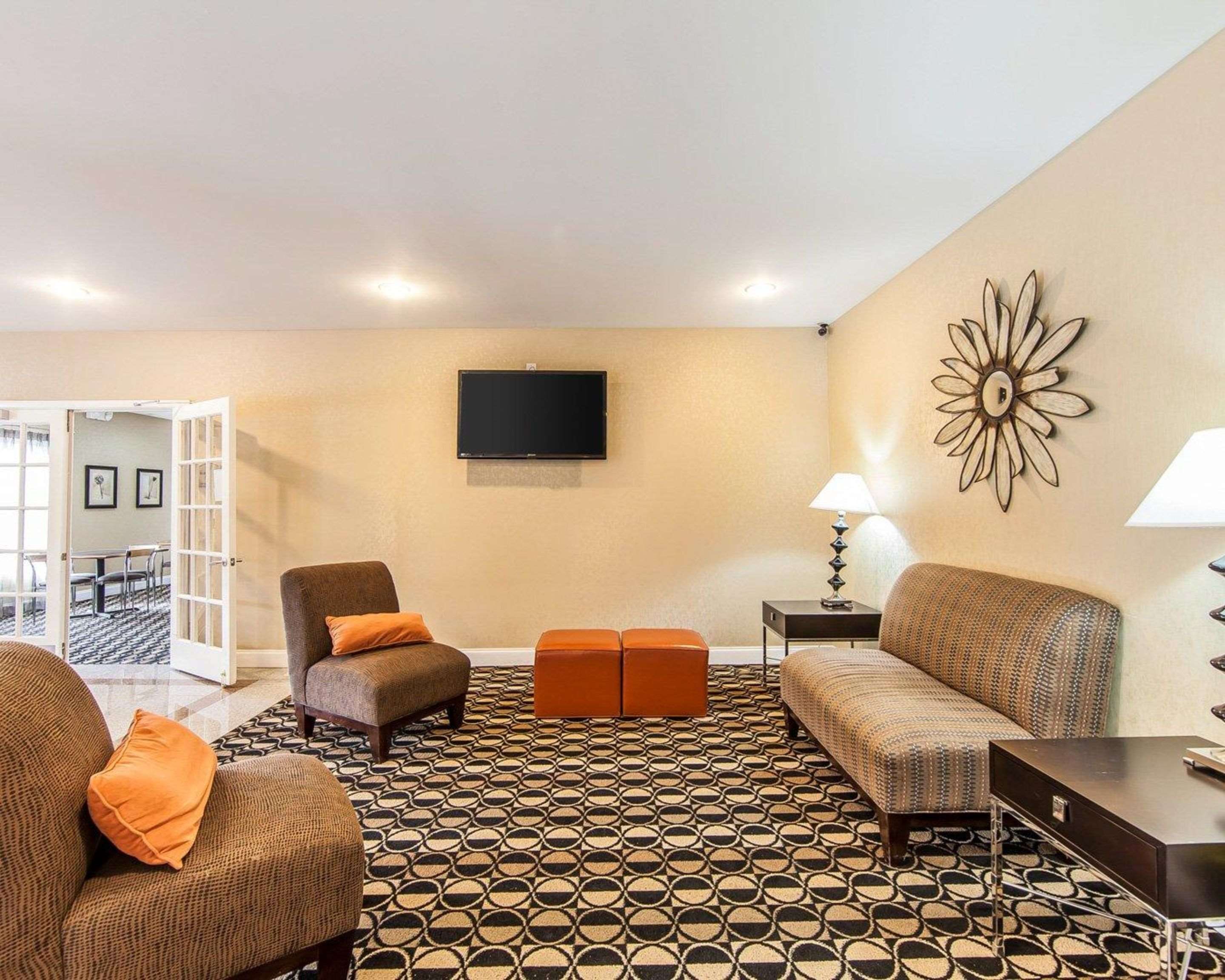 Lobby with sitting area | Quality Inn & Suites Bremen