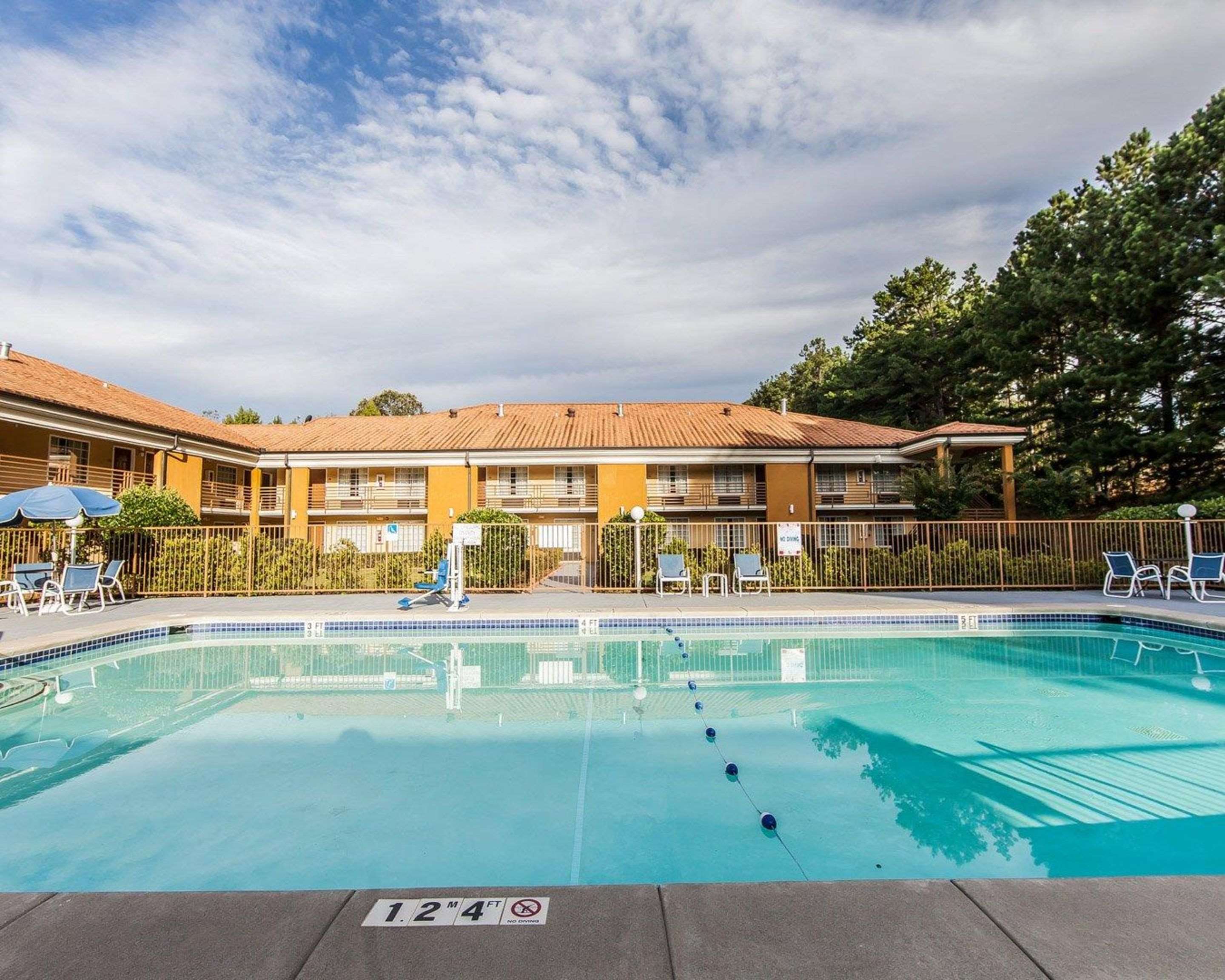 Outdoor pool with sundeck | Quality Inn & Suites Bremen