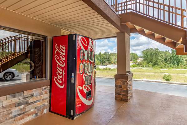 Exterior view - Econo Lodge Watson Blvd Byron - I-75, Exit 146