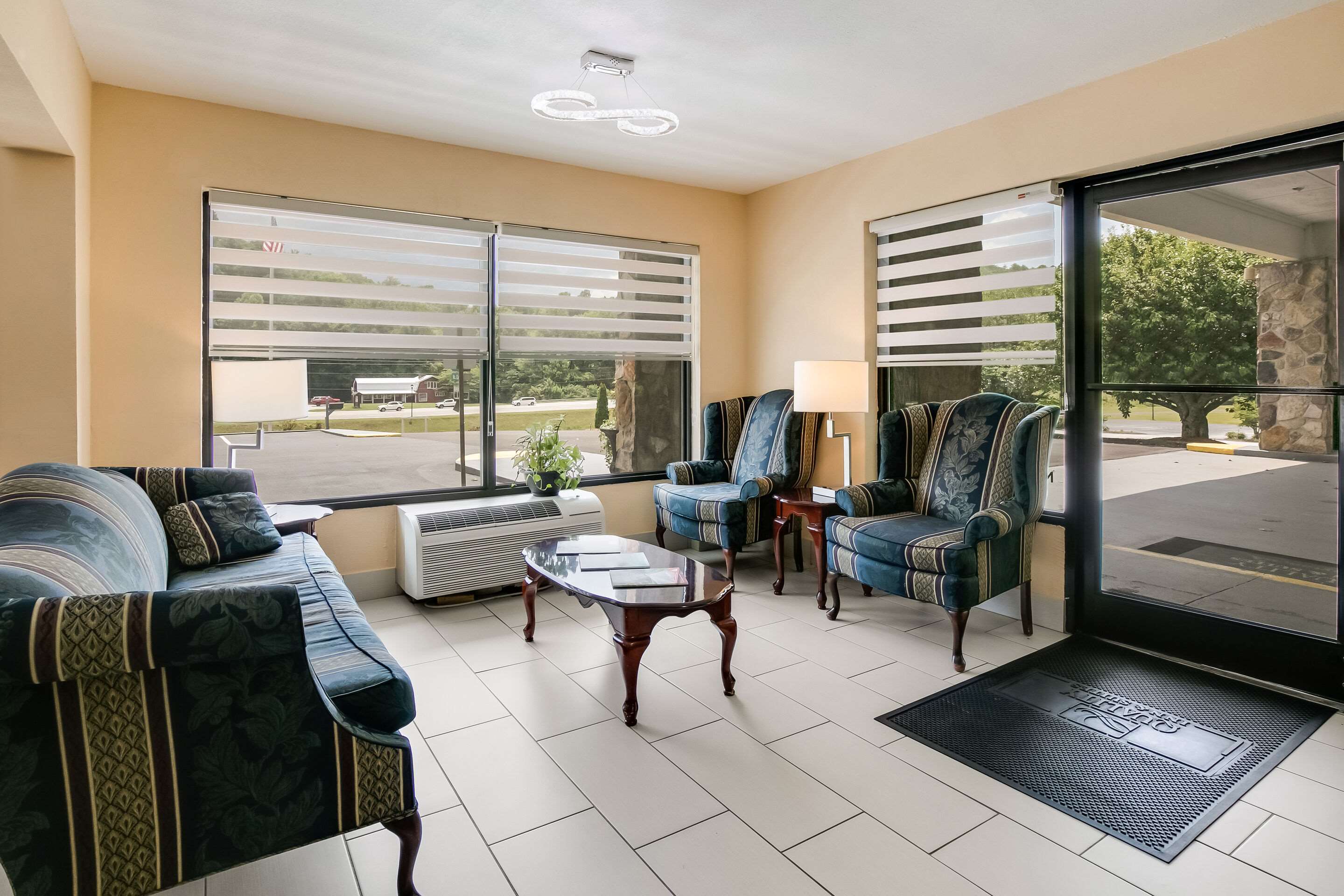 Lobby with sitting area | Quality Inn & Suites Mt Chalet