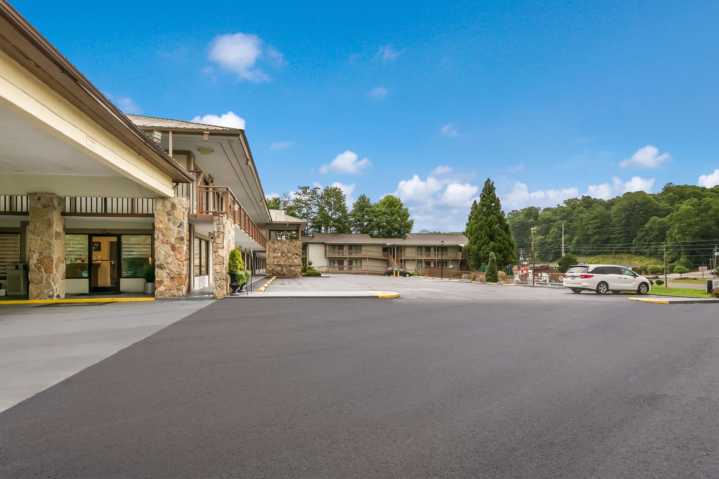Hotel parking | Quality Inn & Suites Mt Chalet