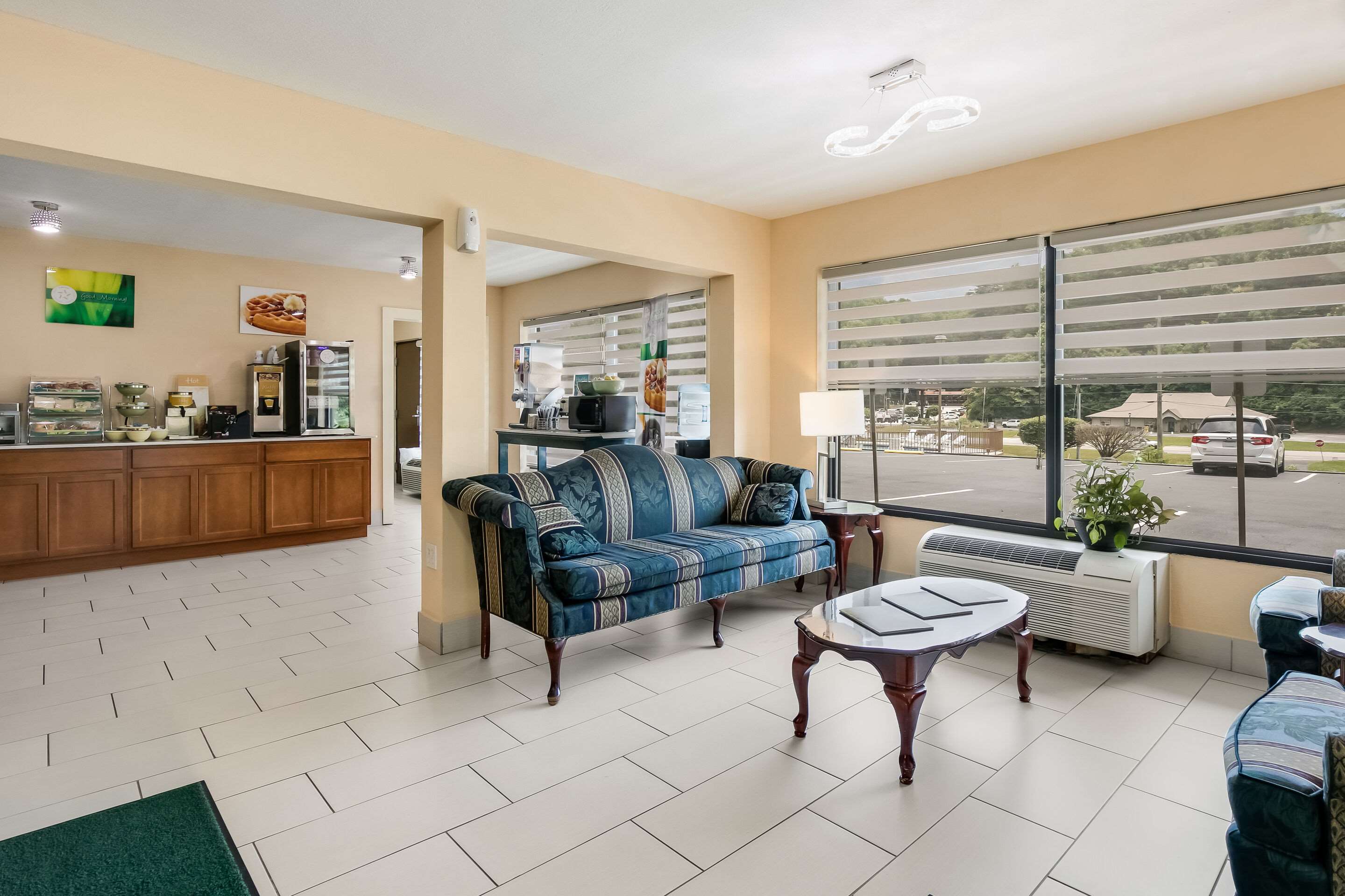 Lobby with sitting area | Quality Inn & Suites Mt Chalet