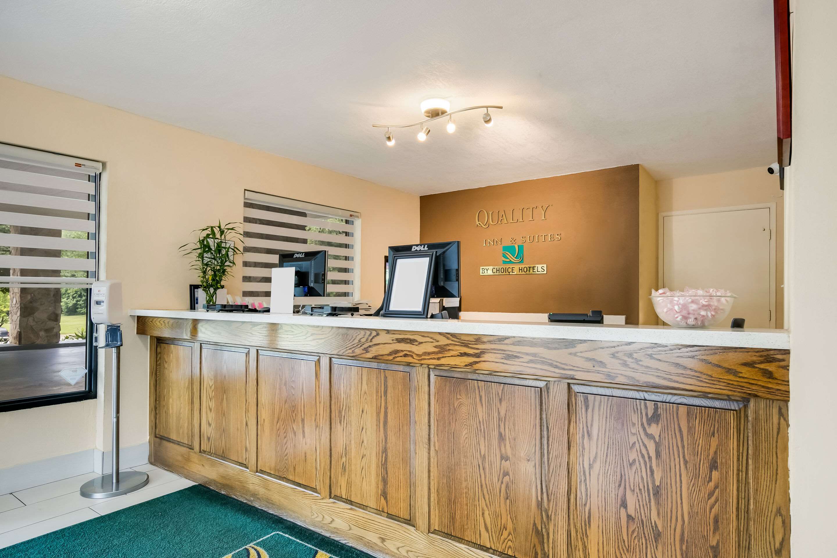 Front desk with friendly staff | Quality Inn & Suites Mt Chalet