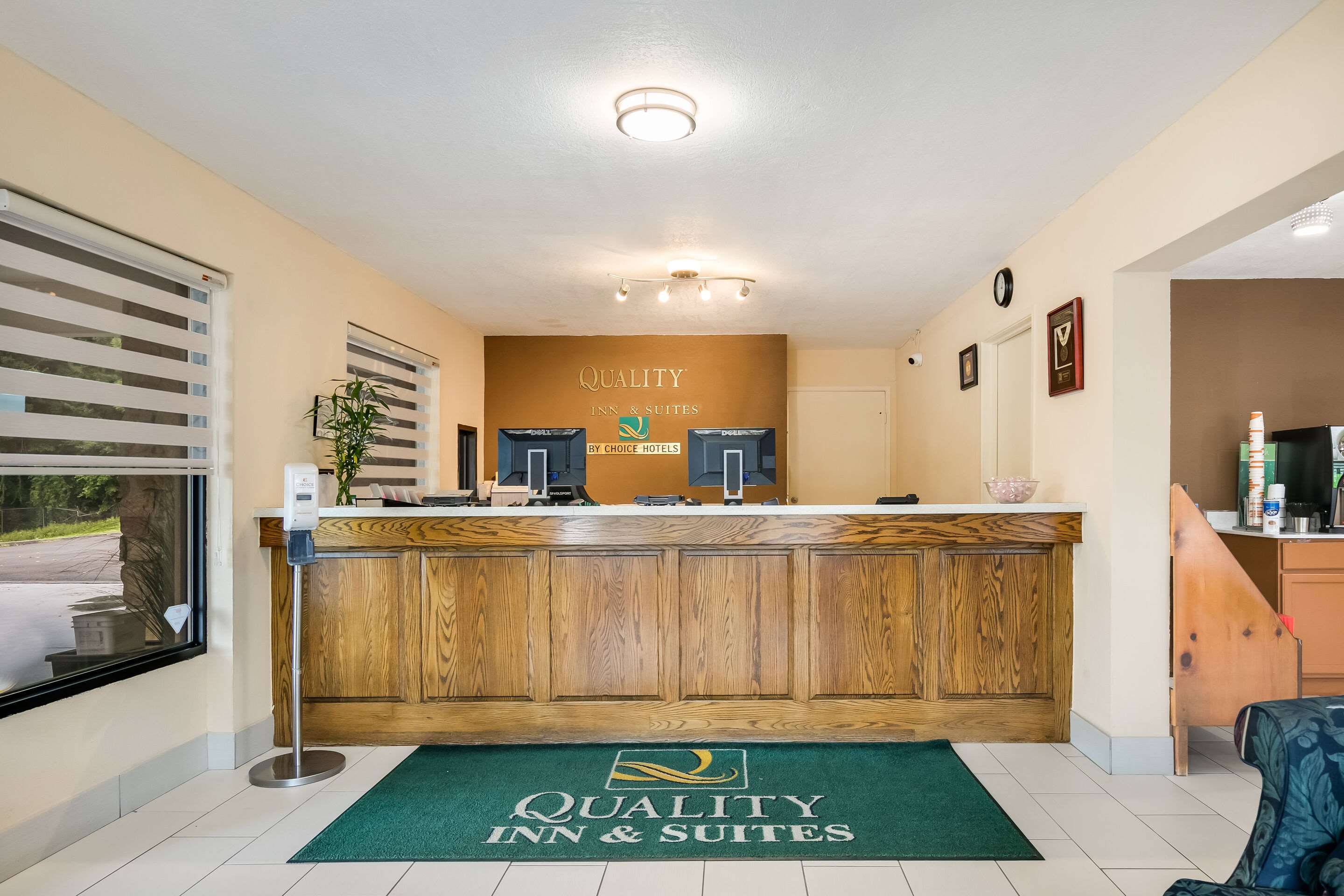 Front desk with friendly staff | Quality Inn & Suites Mt Chalet