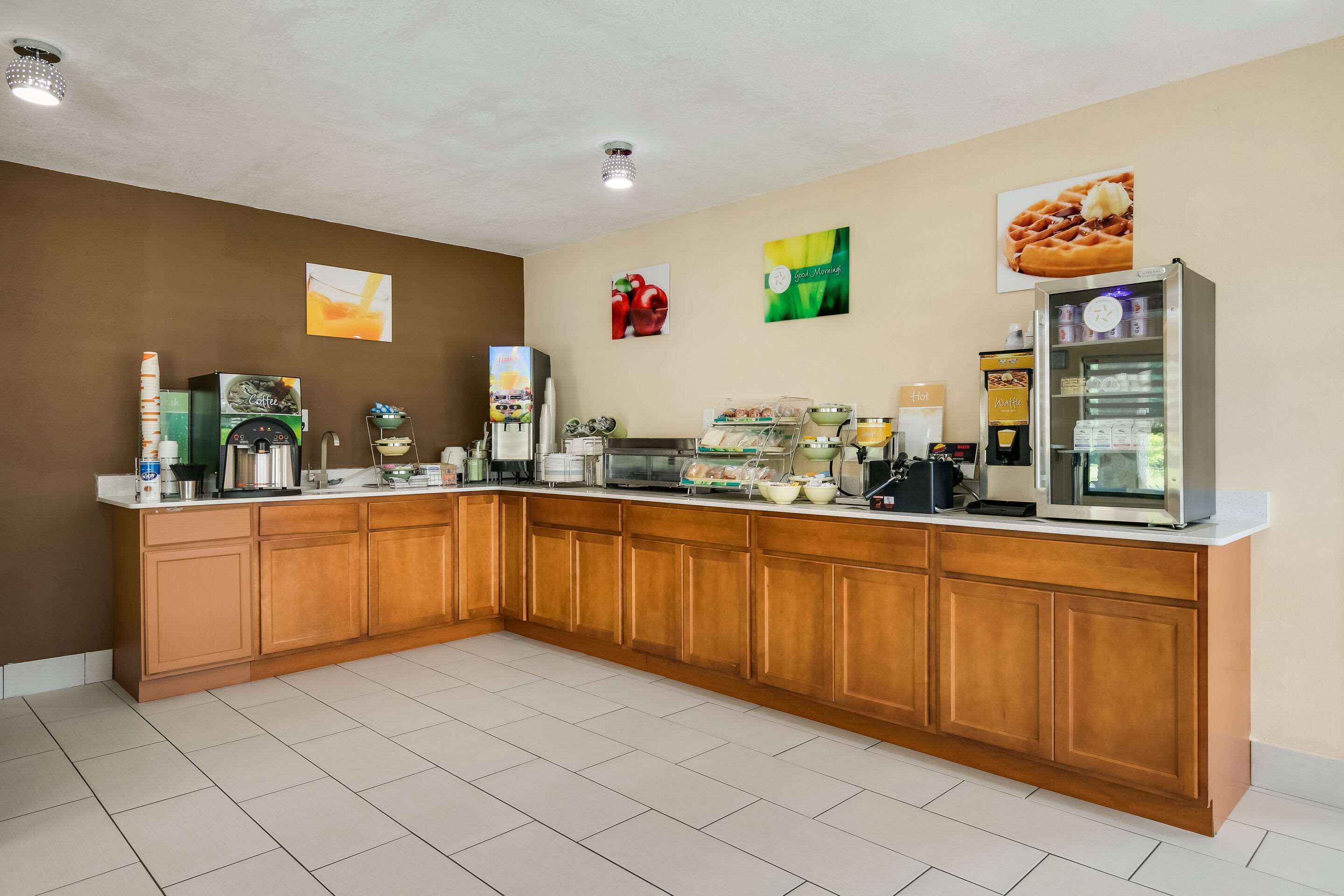 Breakfast counter | Quality Inn & Suites Mt Chalet