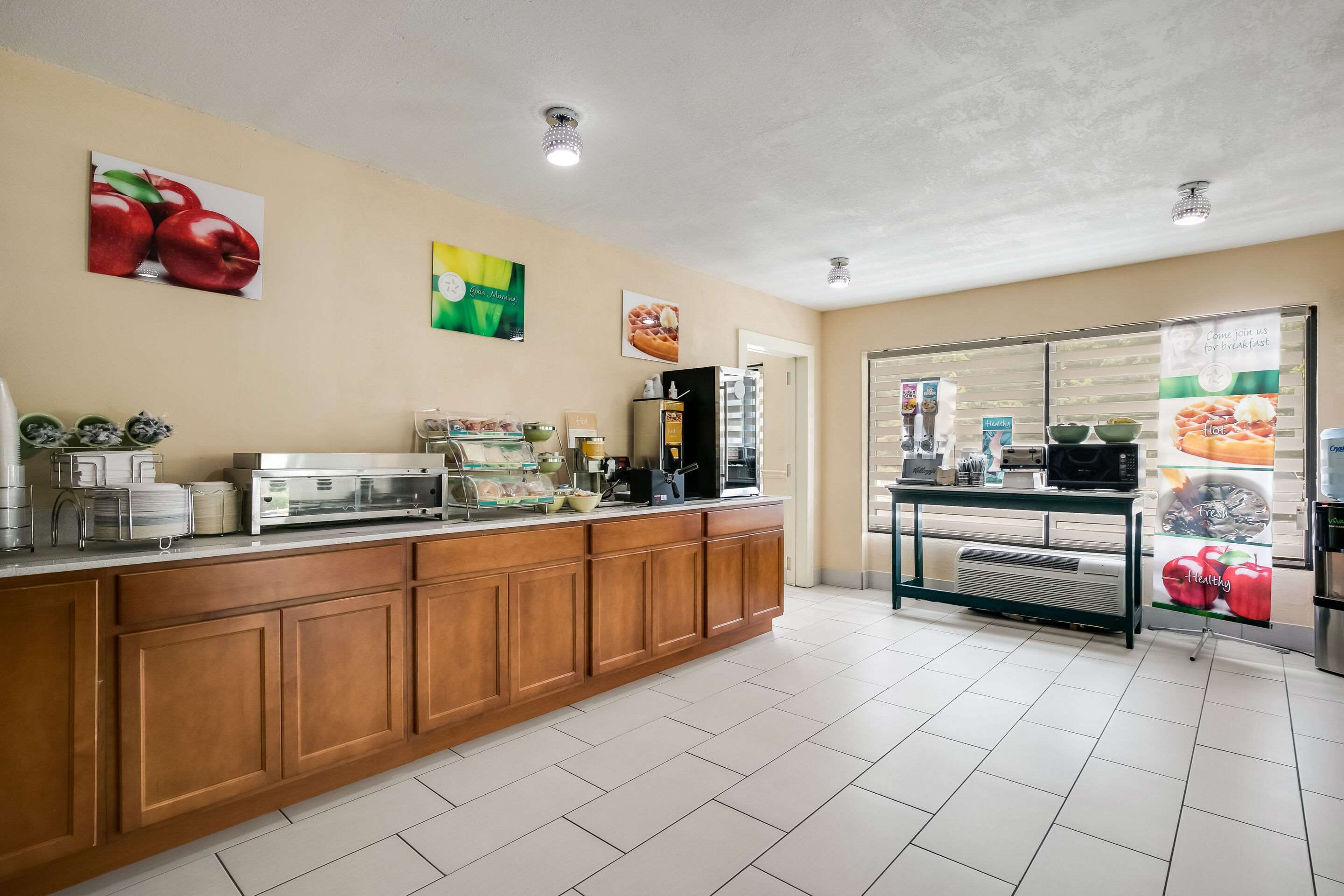 Breakfast counter | Quality Inn & Suites Mt Chalet