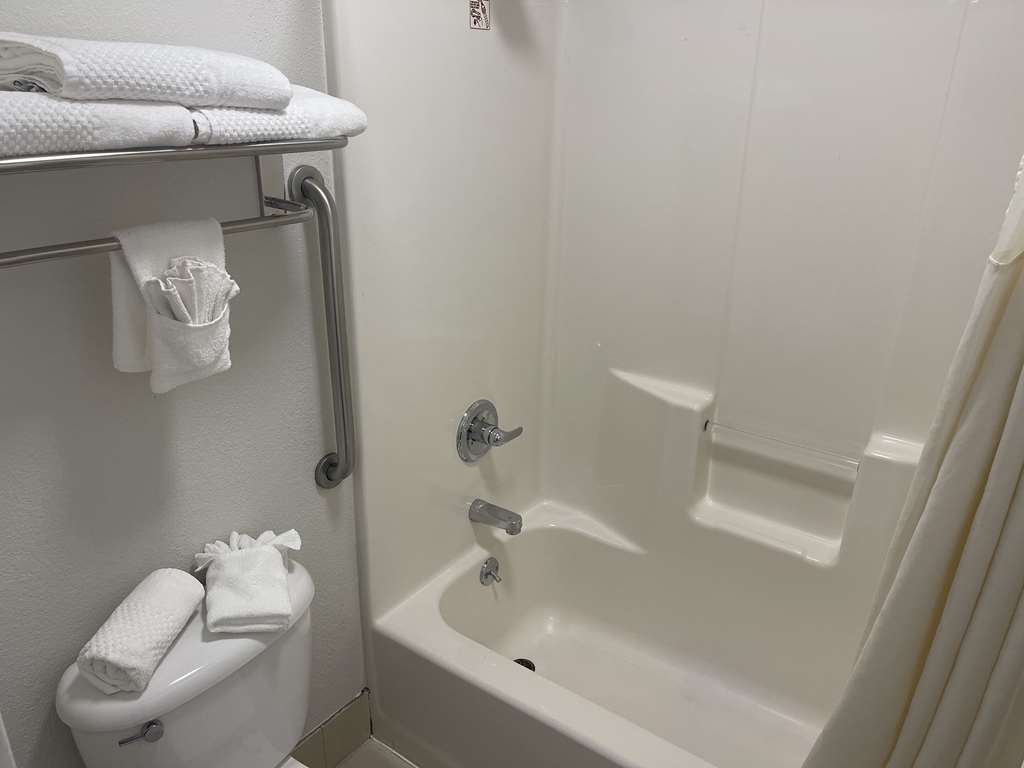QUALITY INN DALTON CENTRAL-guestroom-Guest Room,Bathroom,On-Site.jpg
