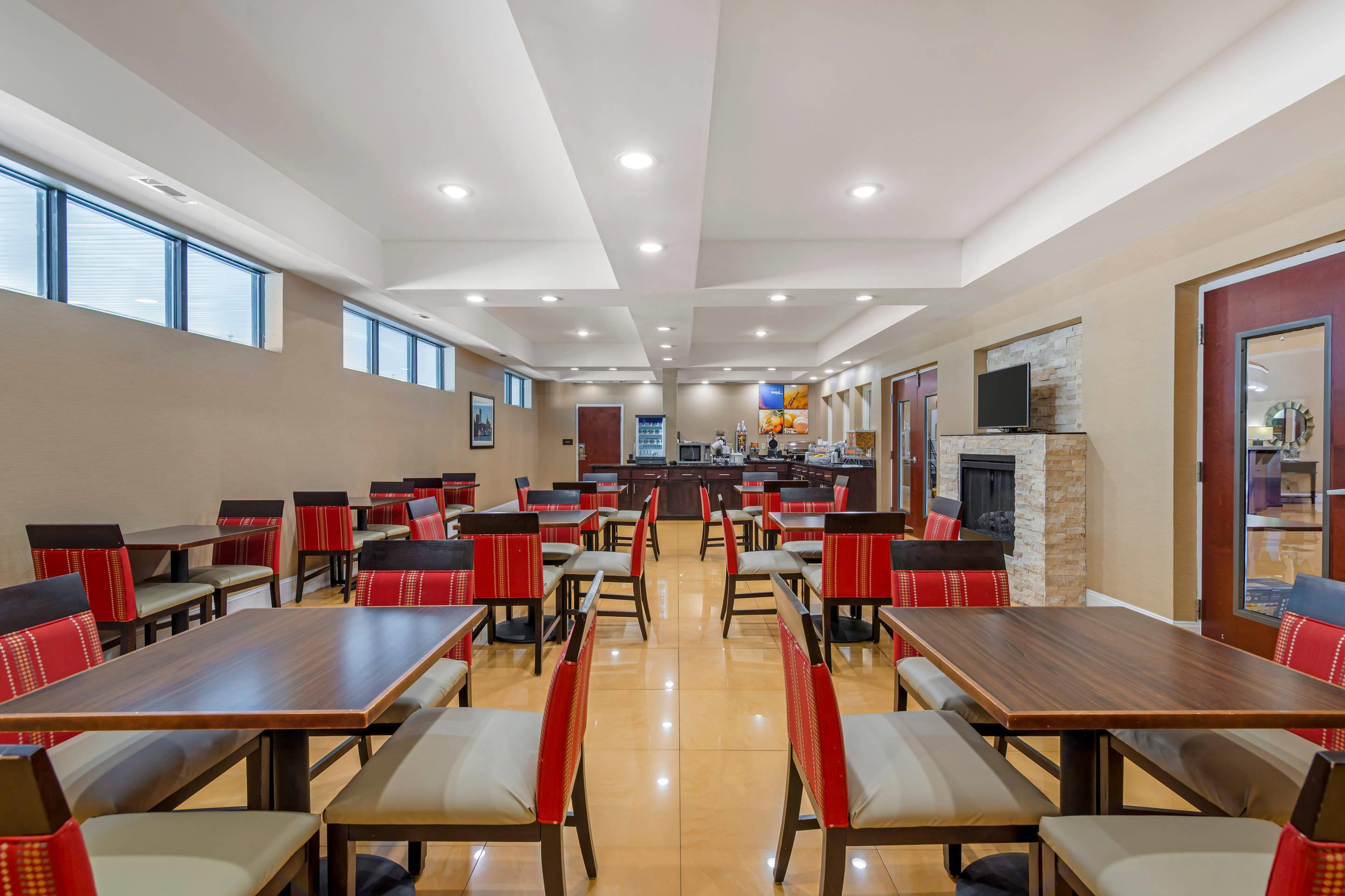 Breakfast area | Comfort Suites Savannah Gateway I-95
