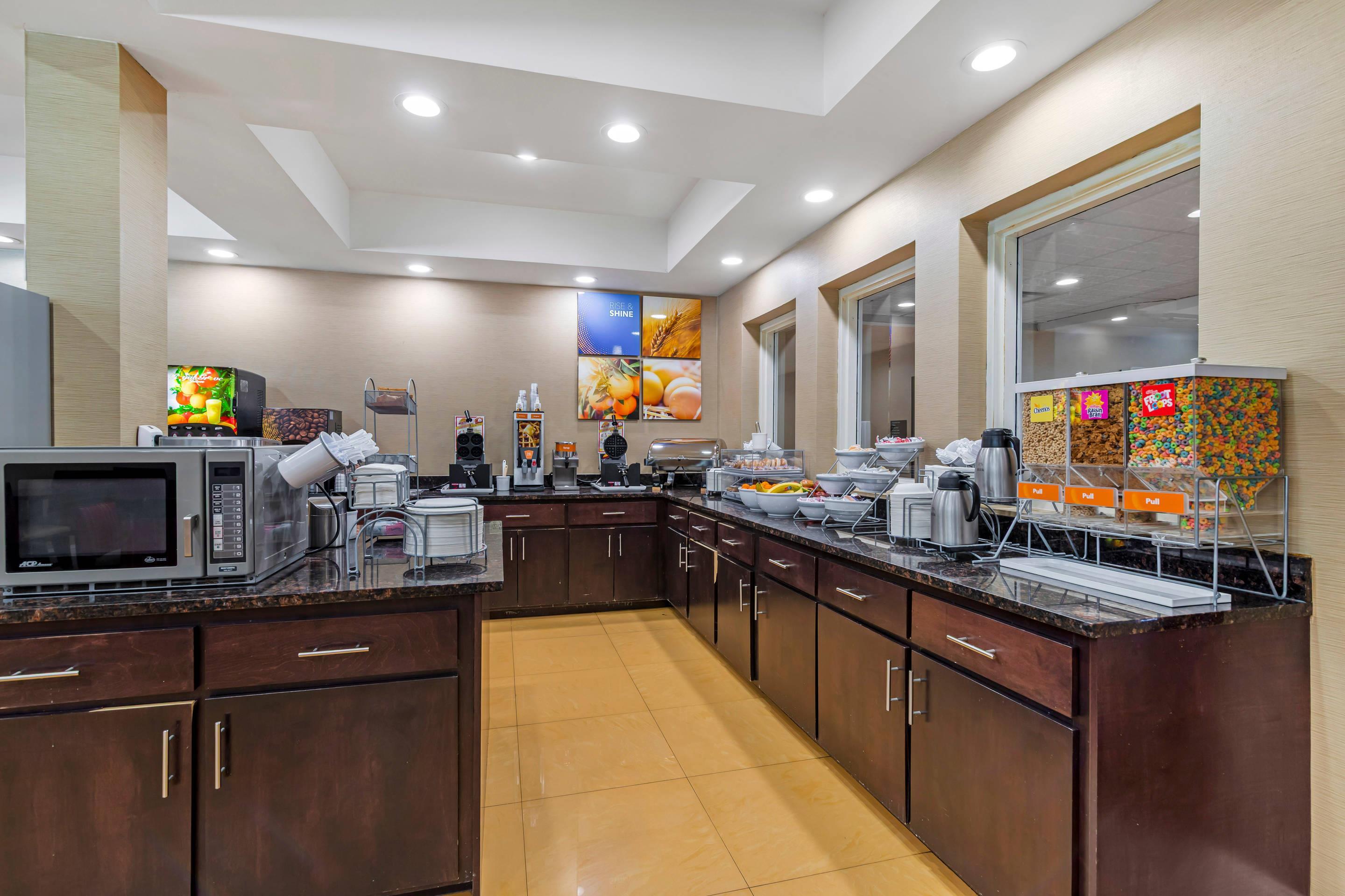 Breakfast area | Comfort Suites Savannah Gateway I-95