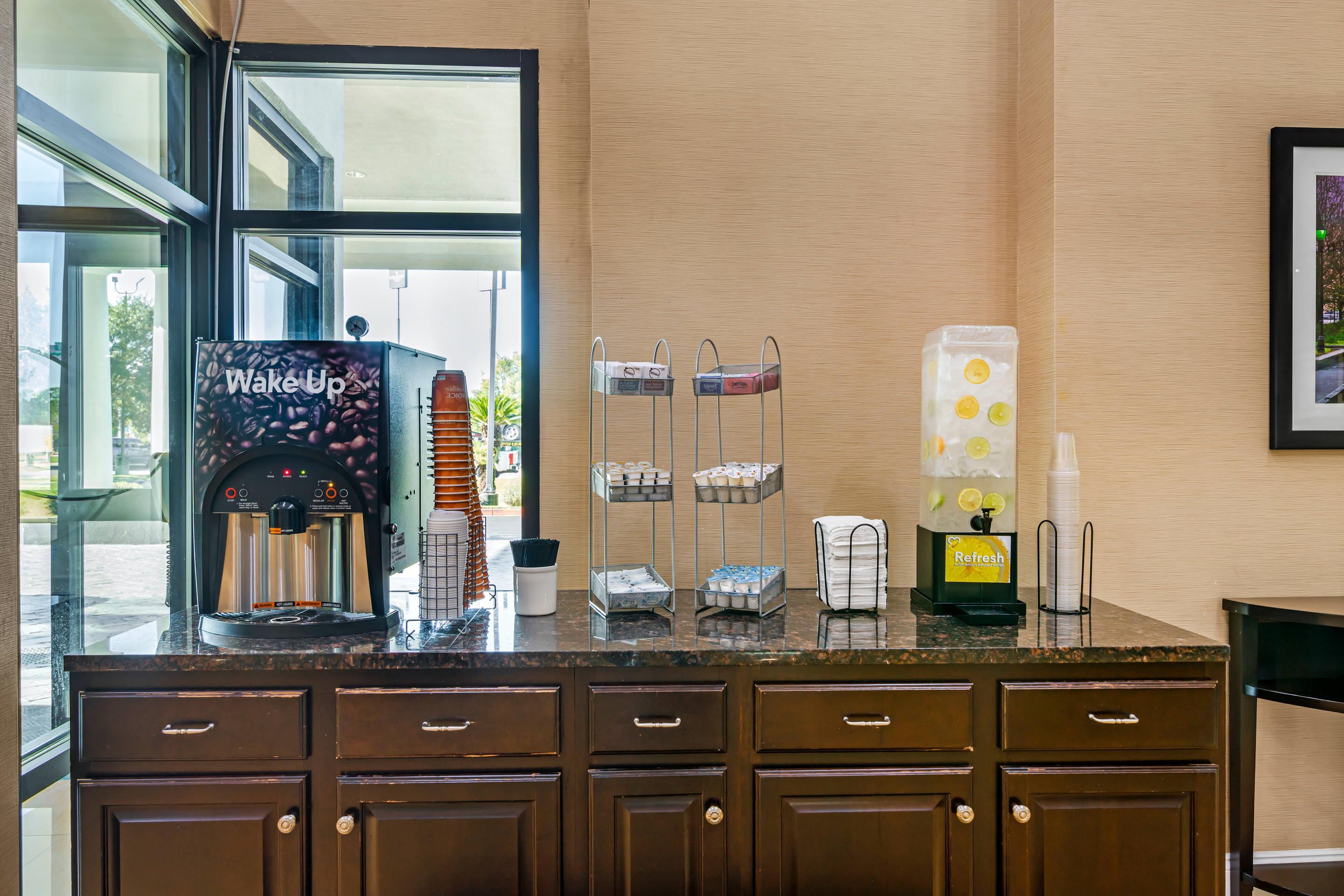 Hotel lobby | Comfort Suites Savannah Gateway I-95