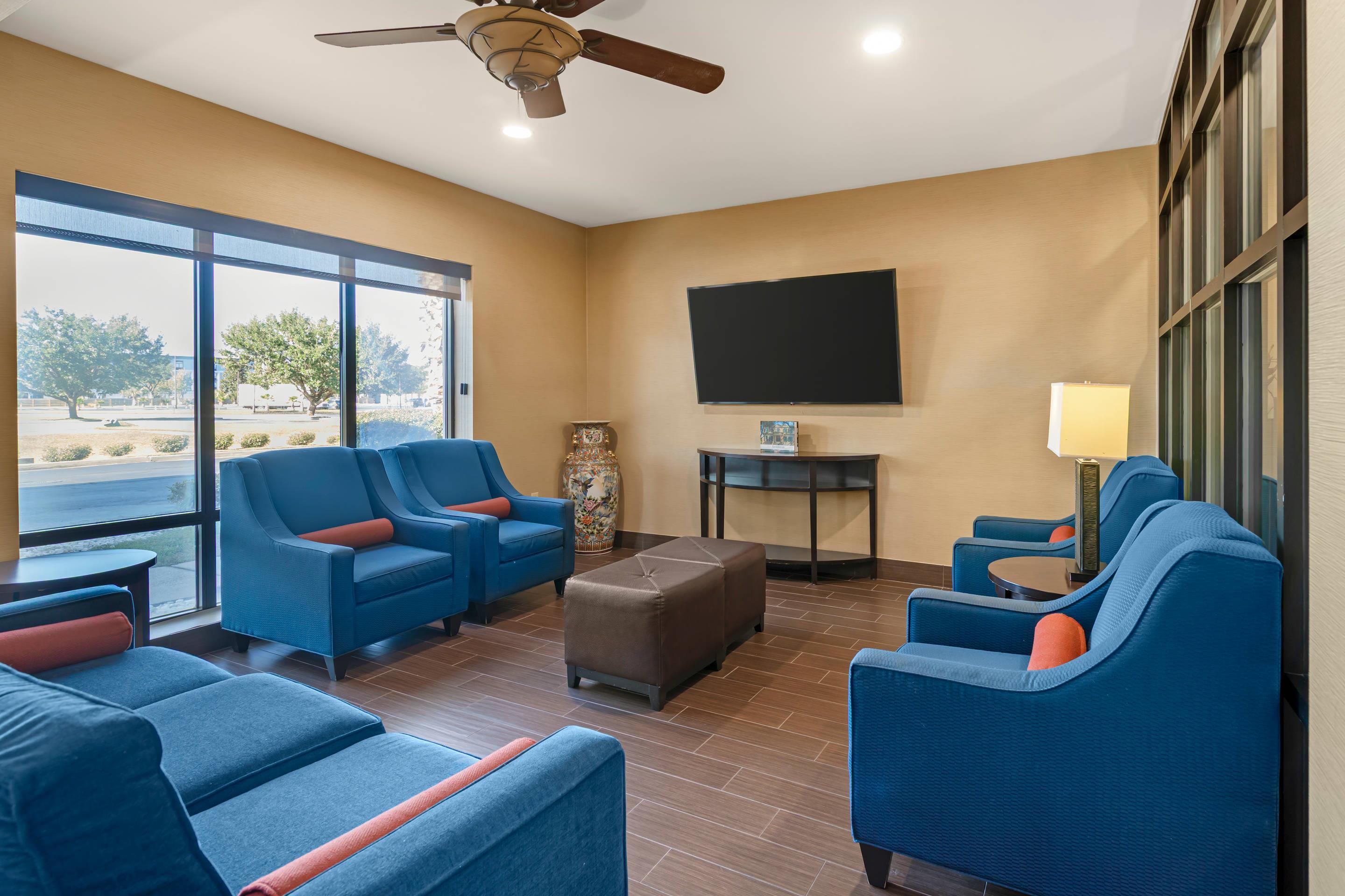 Hotel lobby | Comfort Suites Savannah Gateway I-95