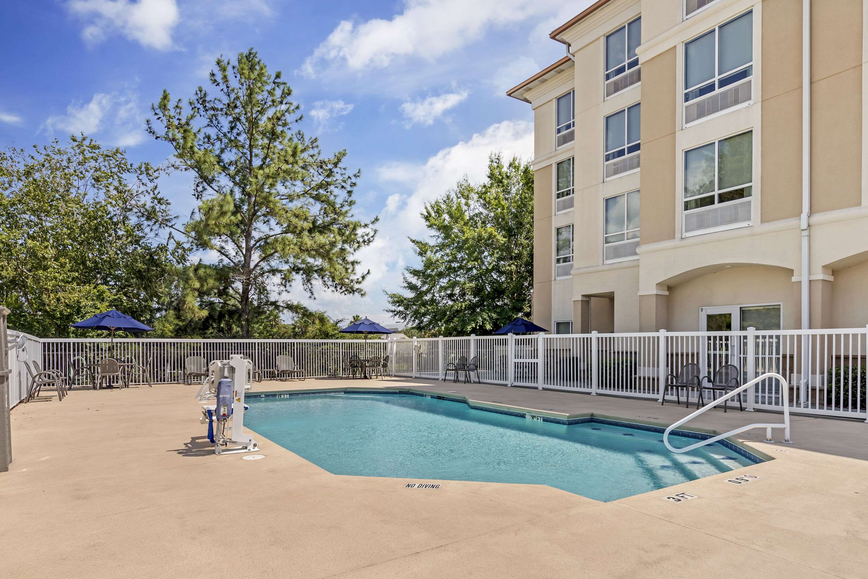 Outdoor pool | Comfort Suites