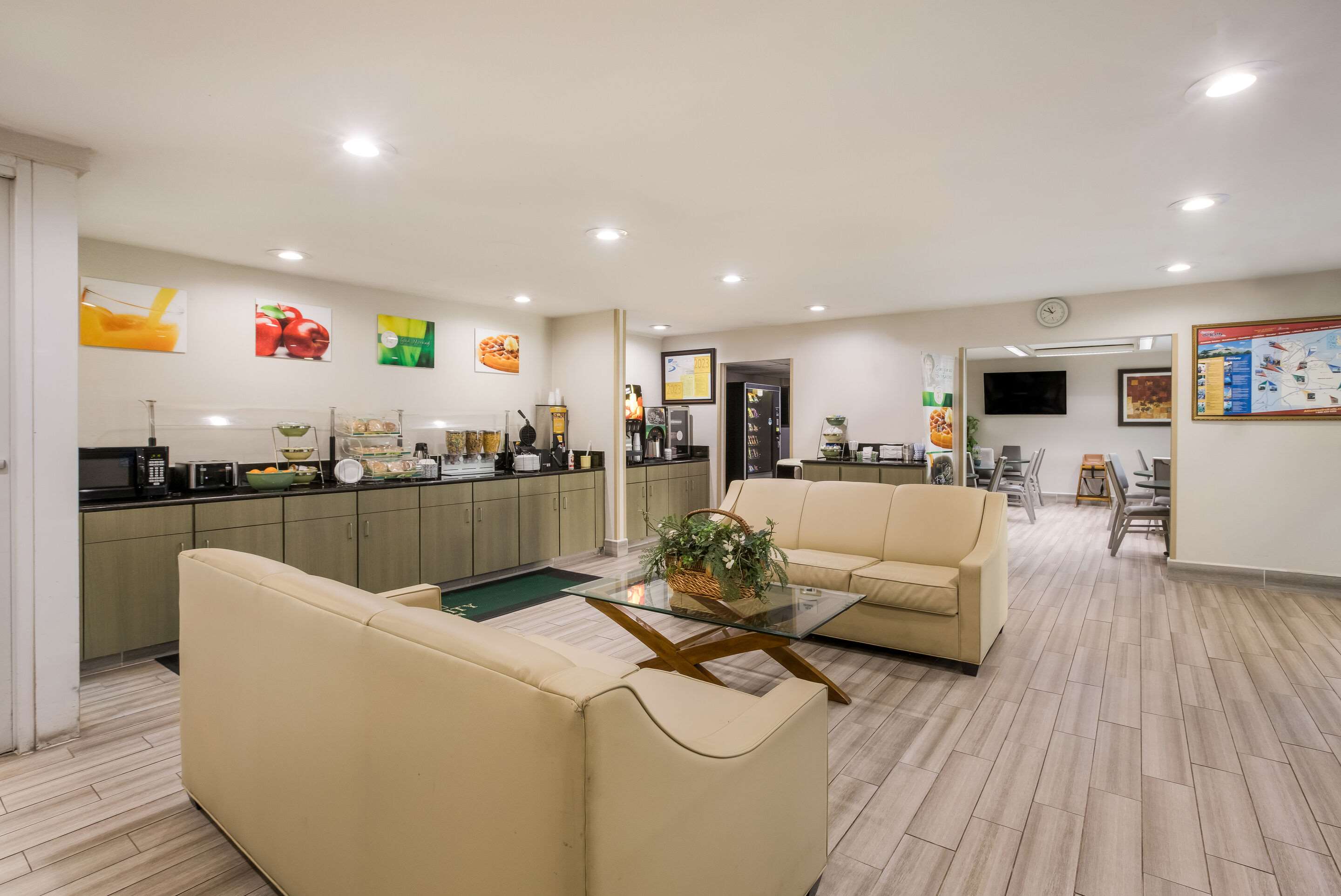 Lobby with sitting area | Quality Inn Northlake
