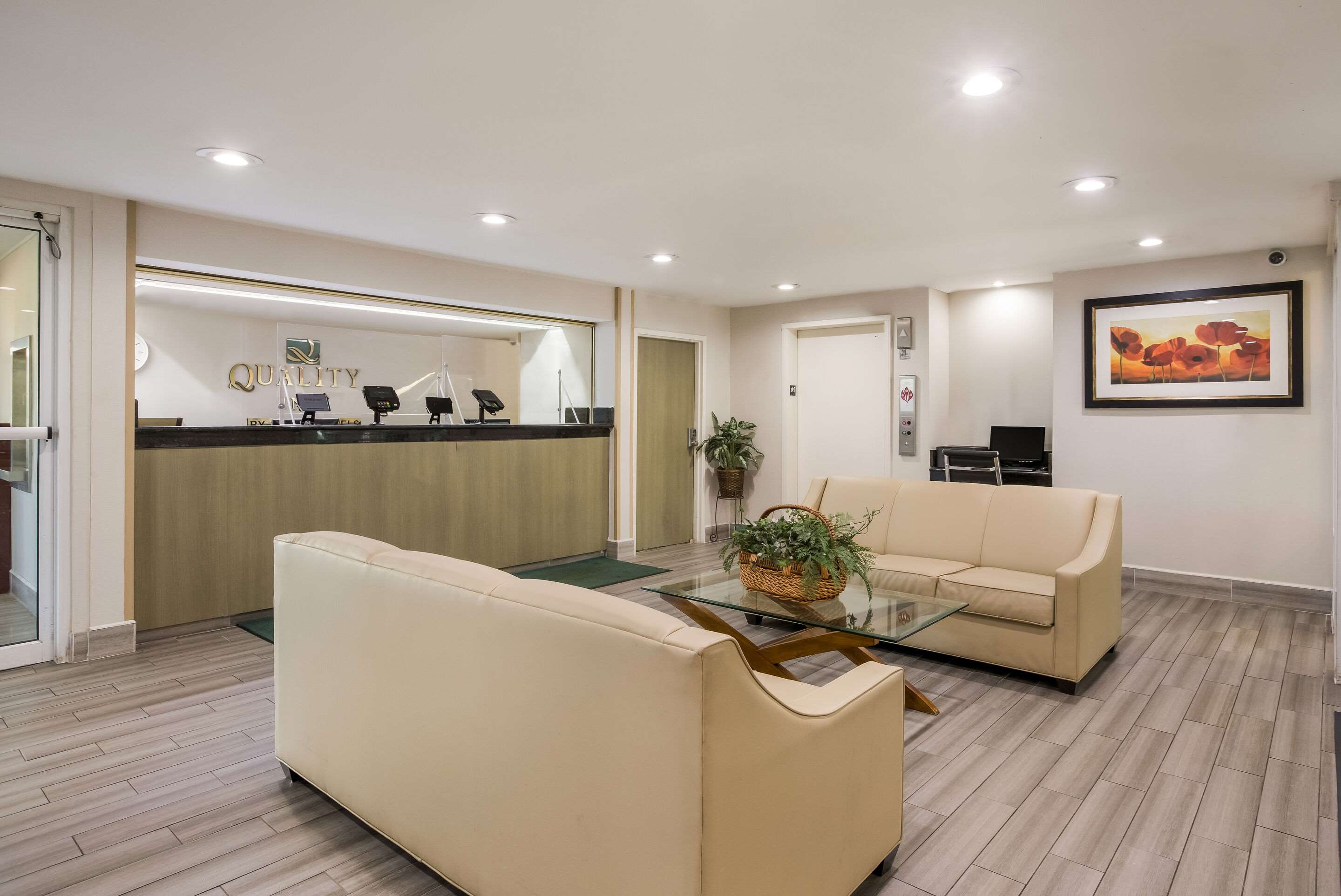Lobby with sitting area | Quality Inn Northlake