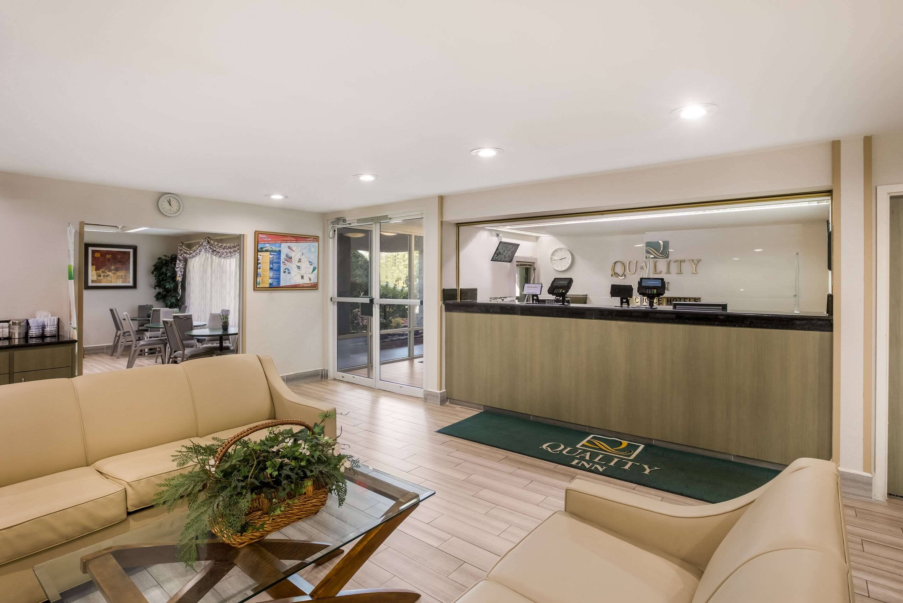 Front desk with friendly staff | Quality Inn Northlake