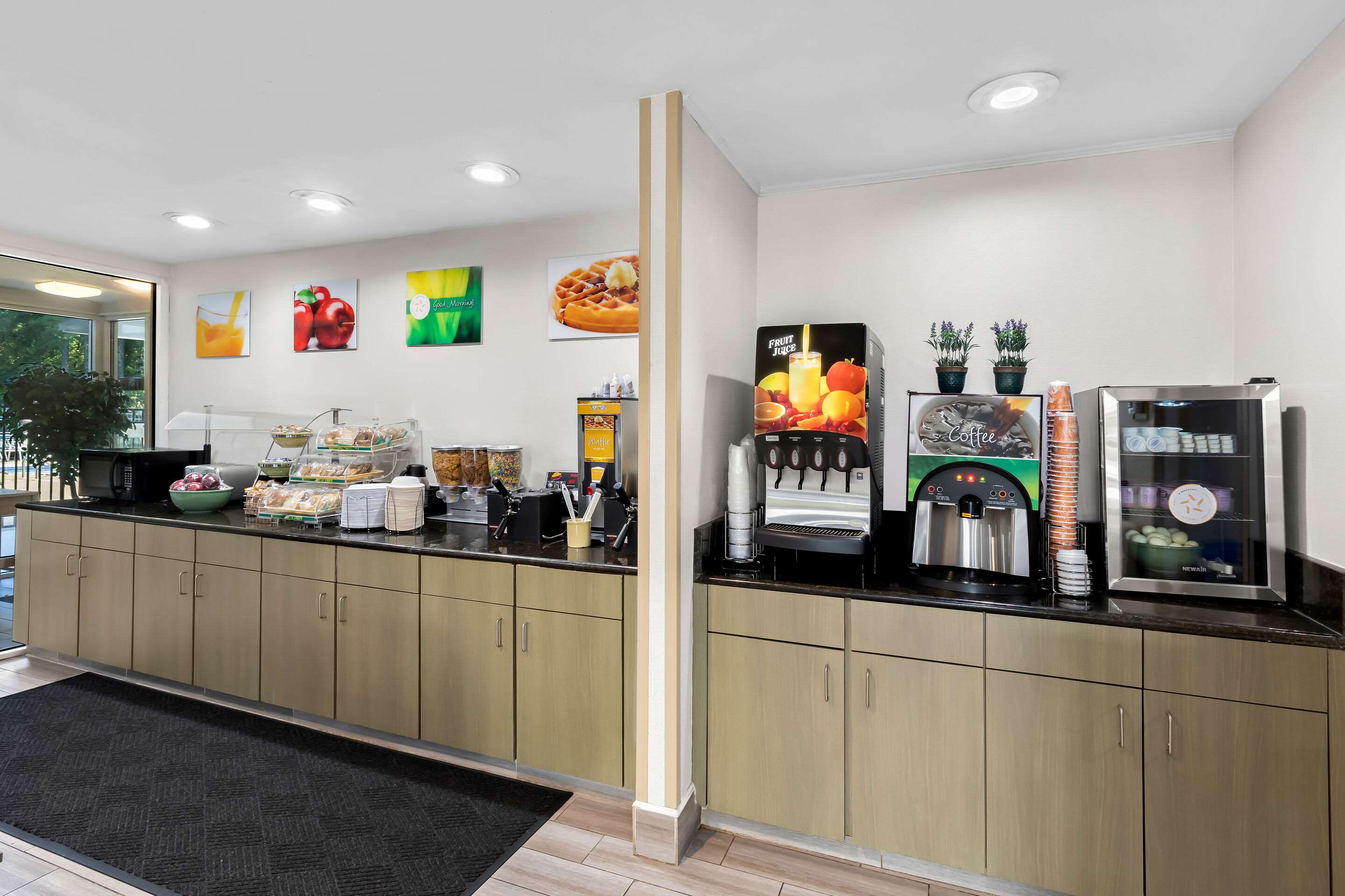 Spacious breakfast area | Quality Inn Northlake
