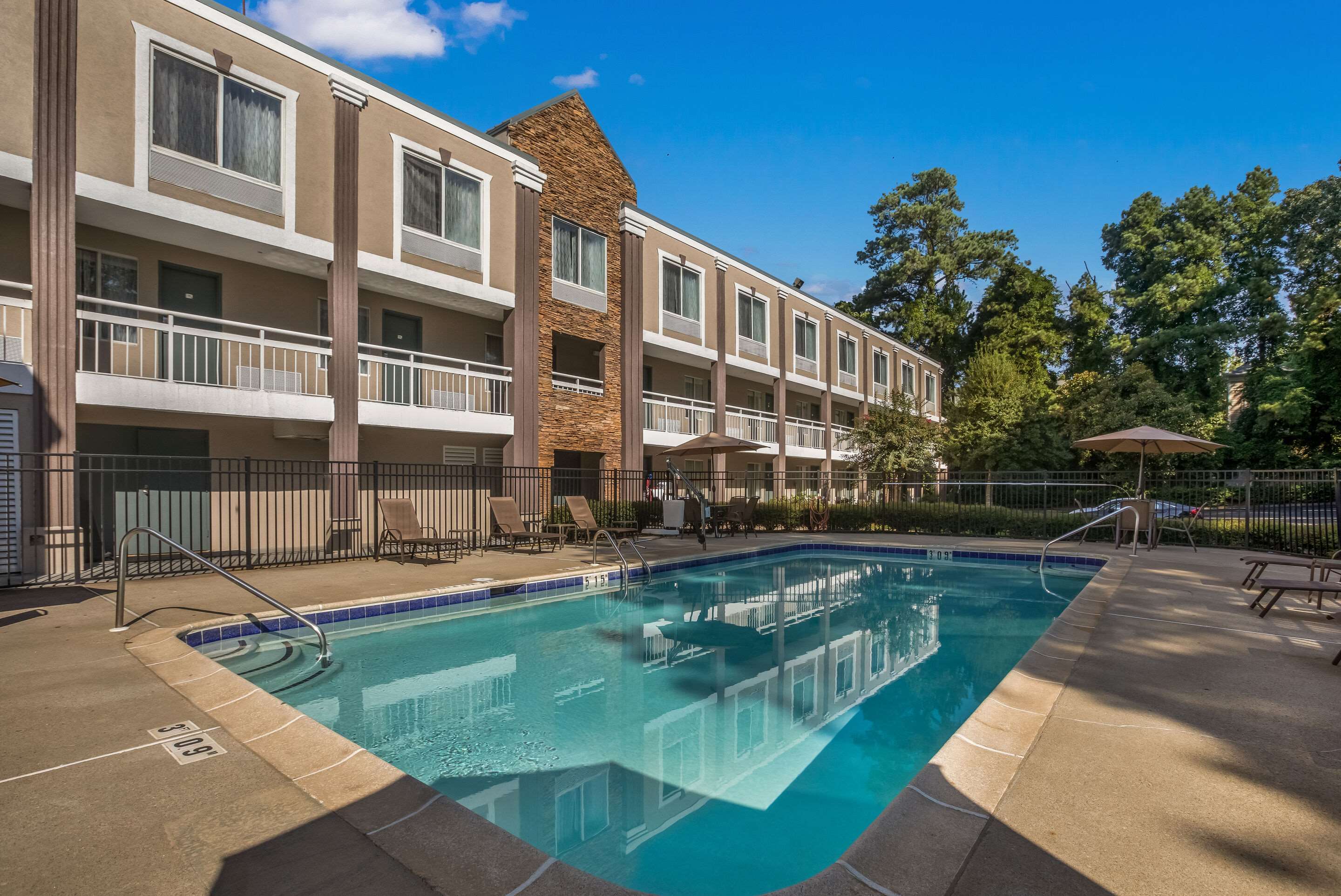 Outdoor pool | Quality Inn Northlake
