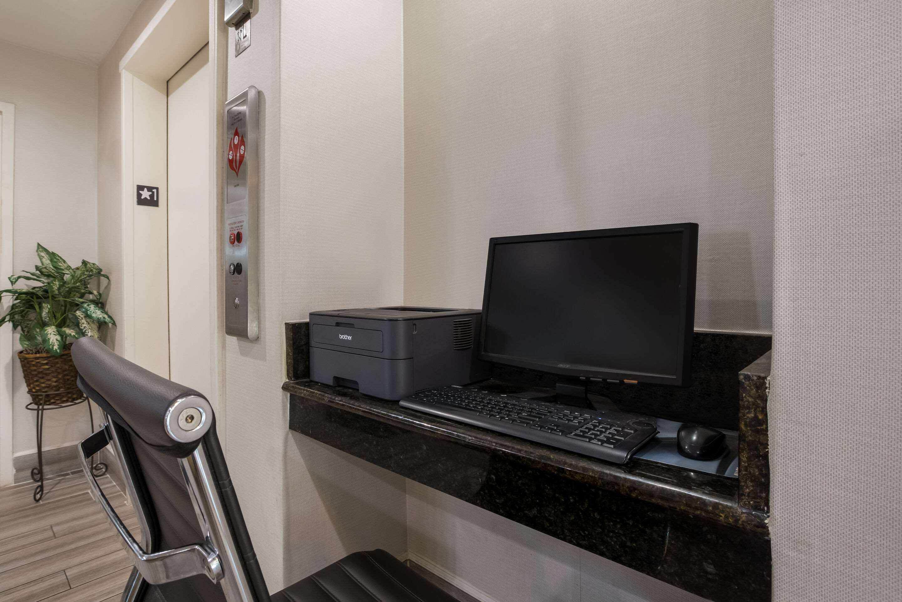 Business center | Quality Inn Northlake