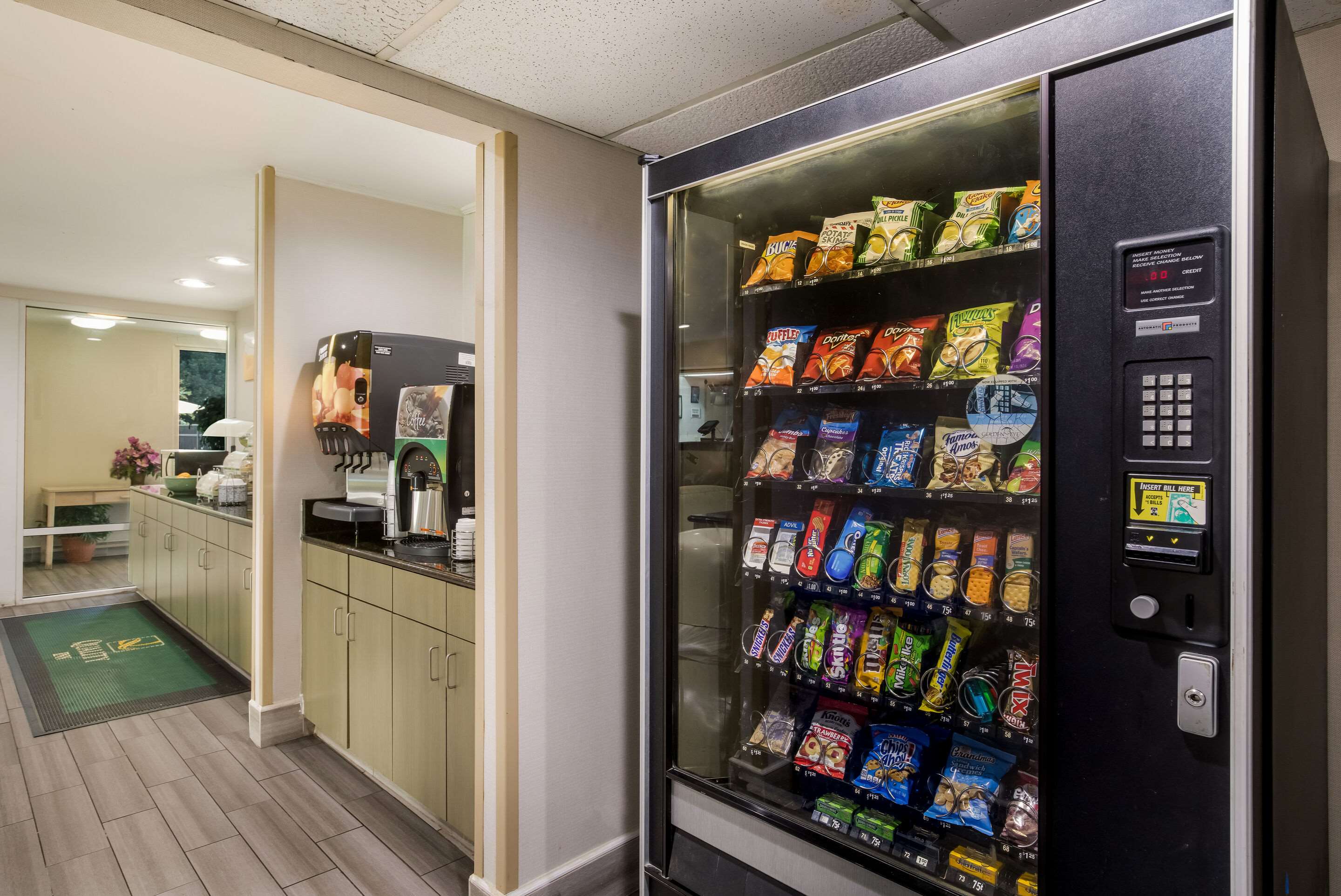 Hotel vending area | Quality Inn Northlake