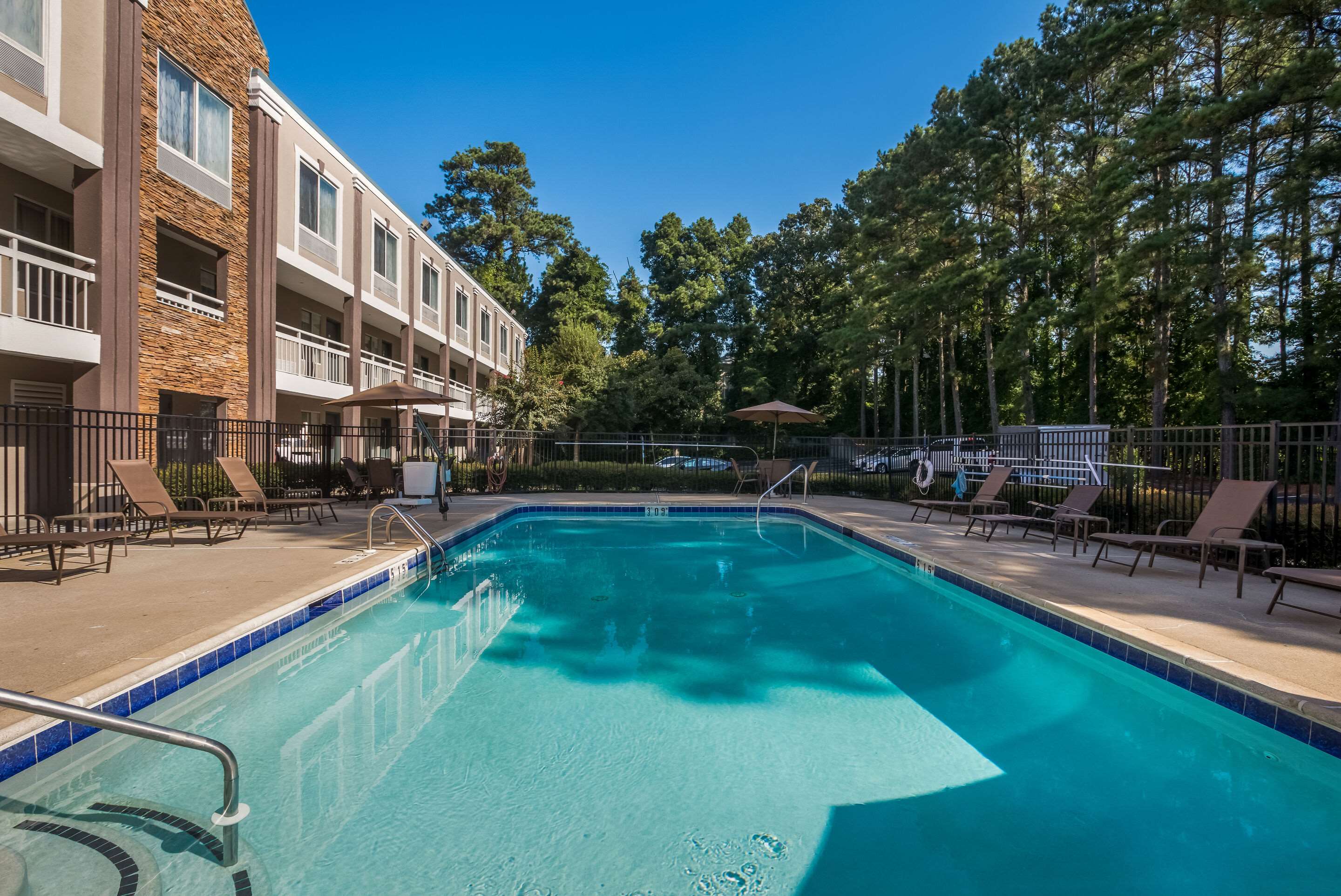 Outdoor pool | Quality Inn Northlake