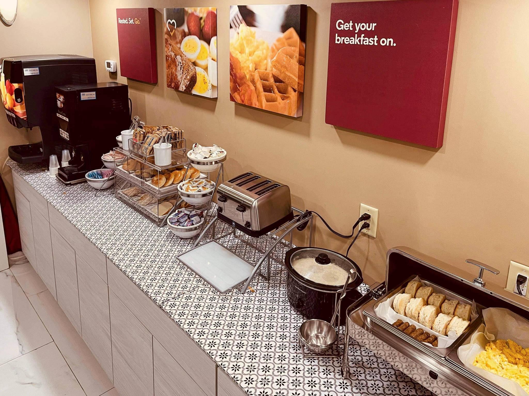 Breakfast counter | Comfort Suites Kings Bay Naval Base Area