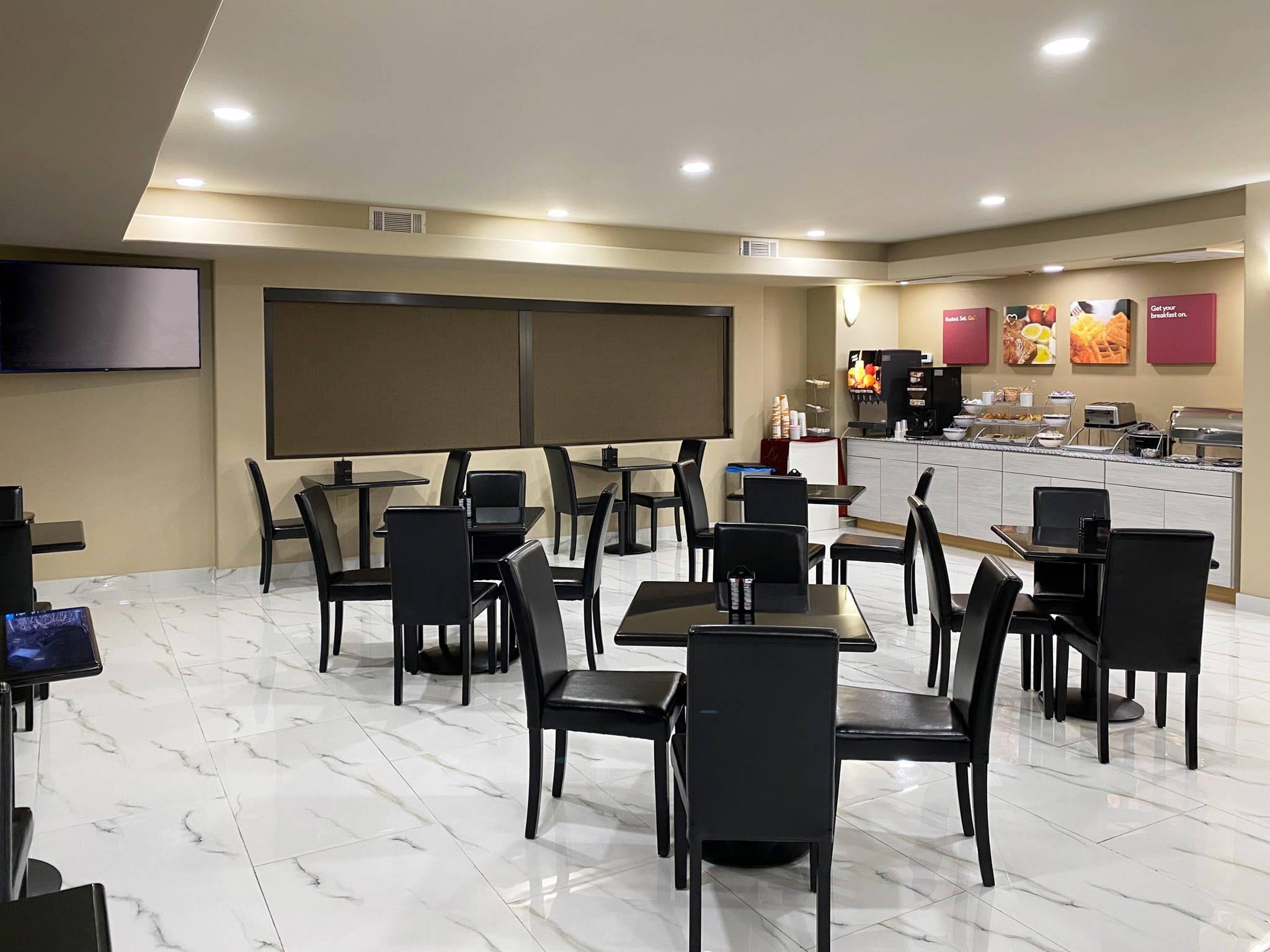 Enjoy breakfast in this seating area | Comfort Suites Kings Bay Naval Base Area