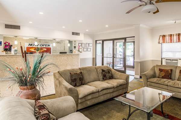  - Econo Lodge Darien - I-95, Exit 49