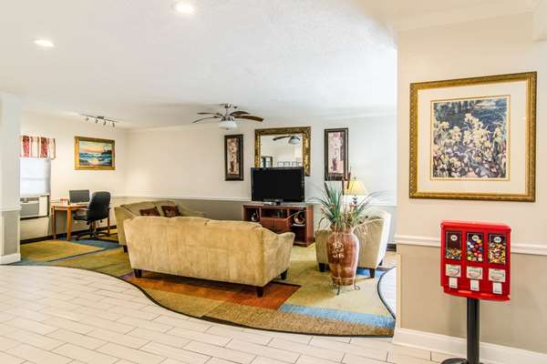  - Econo Lodge Darien - I-95, Exit 49