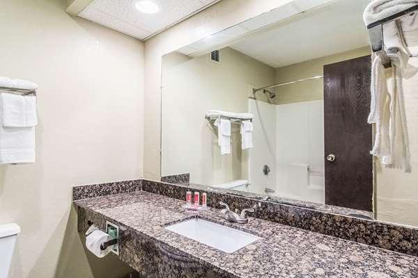  - Econo Lodge Darien - I-95, Exit 49