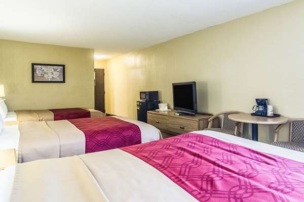  - Econo Lodge Darien - I-95, Exit 49