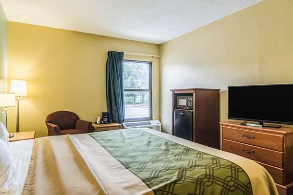  - Econo Lodge Darien - I-95, Exit 49
