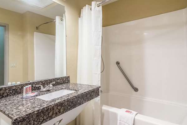  - Econo Lodge Darien - I-95, Exit 49