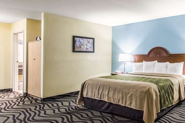 Suite - Econo Lodge Darien - I-95, Exit 49