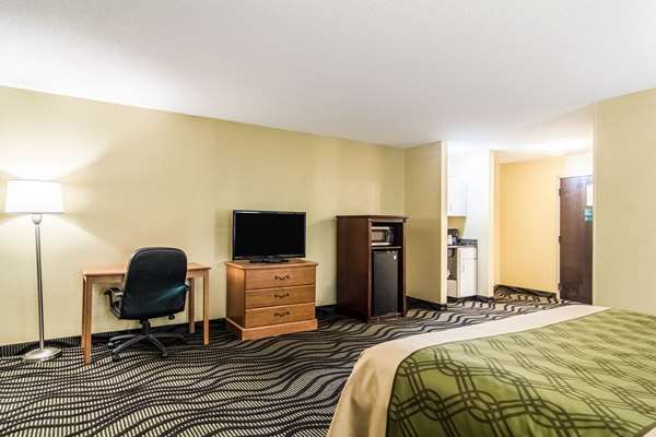 Suite - Econo Lodge Darien - I-95, Exit 49