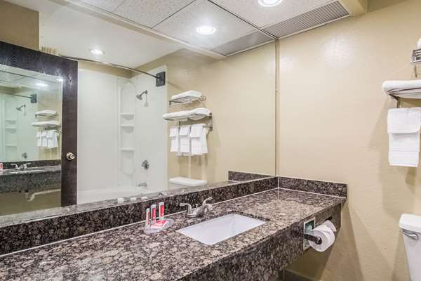 Suite - Econo Lodge Darien - I-95, Exit 49