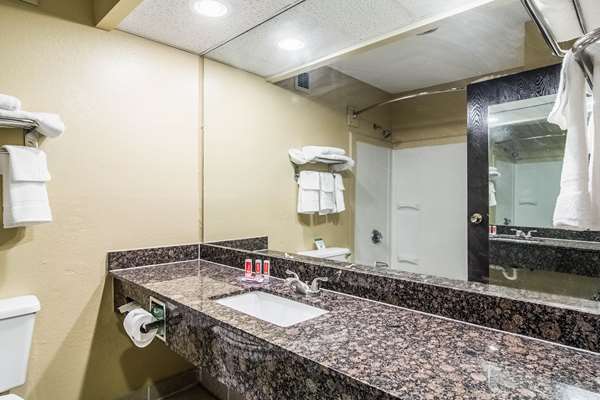  - Econo Lodge Darien - I-95, Exit 49