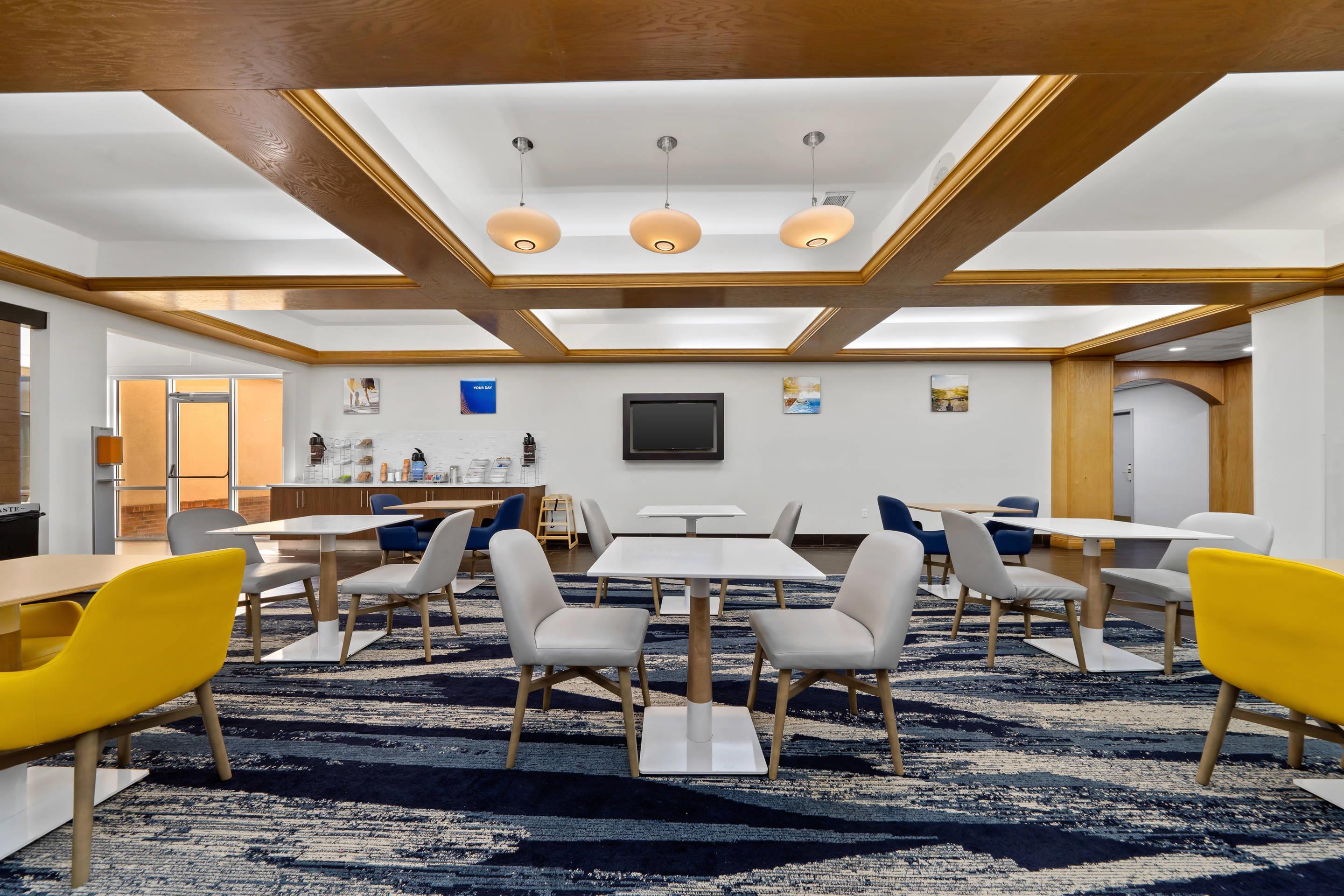 Breakfast area | Comfort Suites Milledgeville