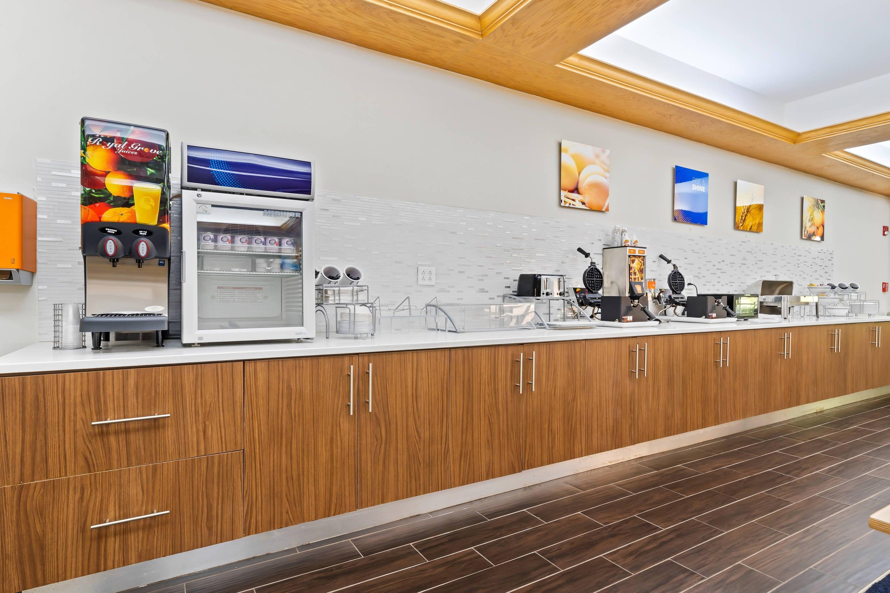 Breakfast area | Comfort Suites Milledgeville