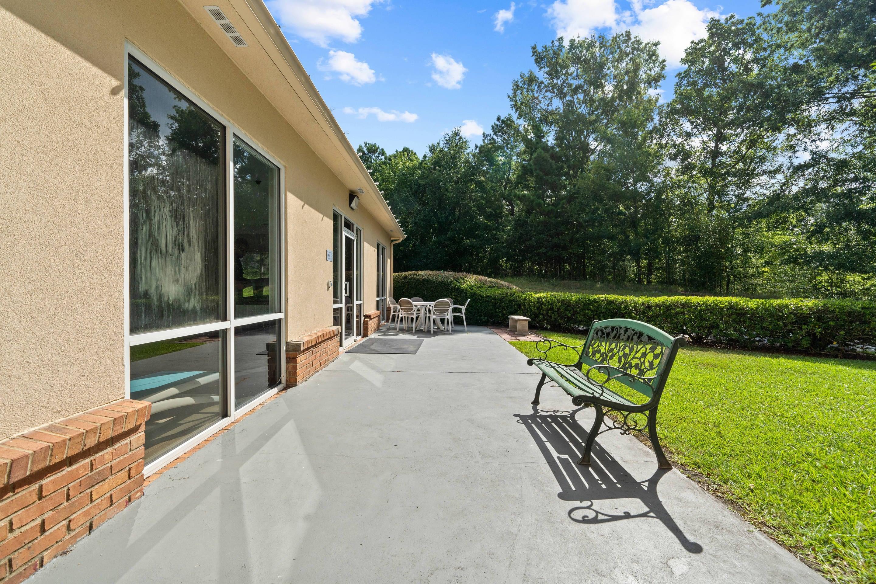 Hotel patio | Comfort Suites Milledgeville