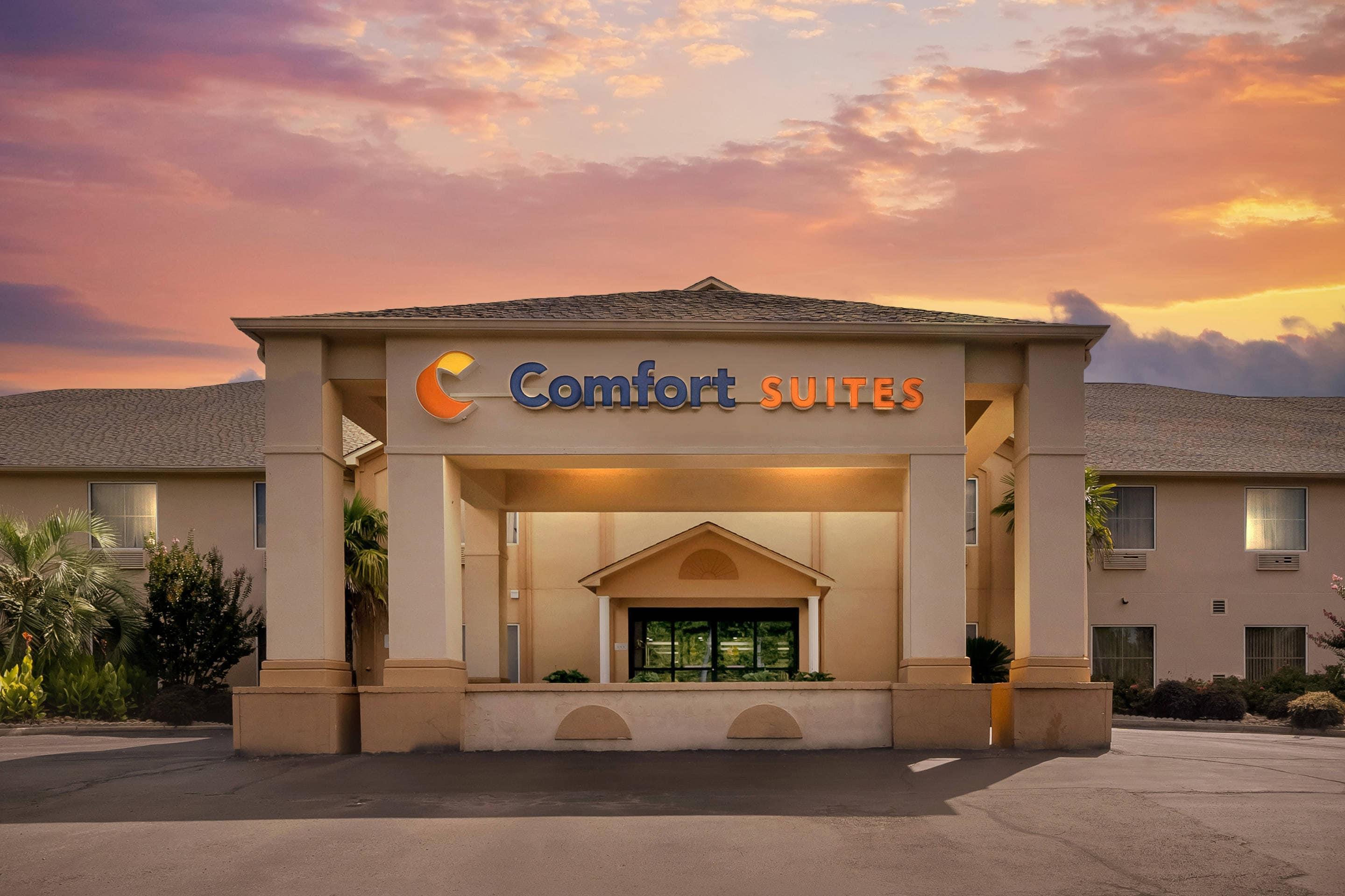 Hotel at night | Comfort Suites Milledgeville