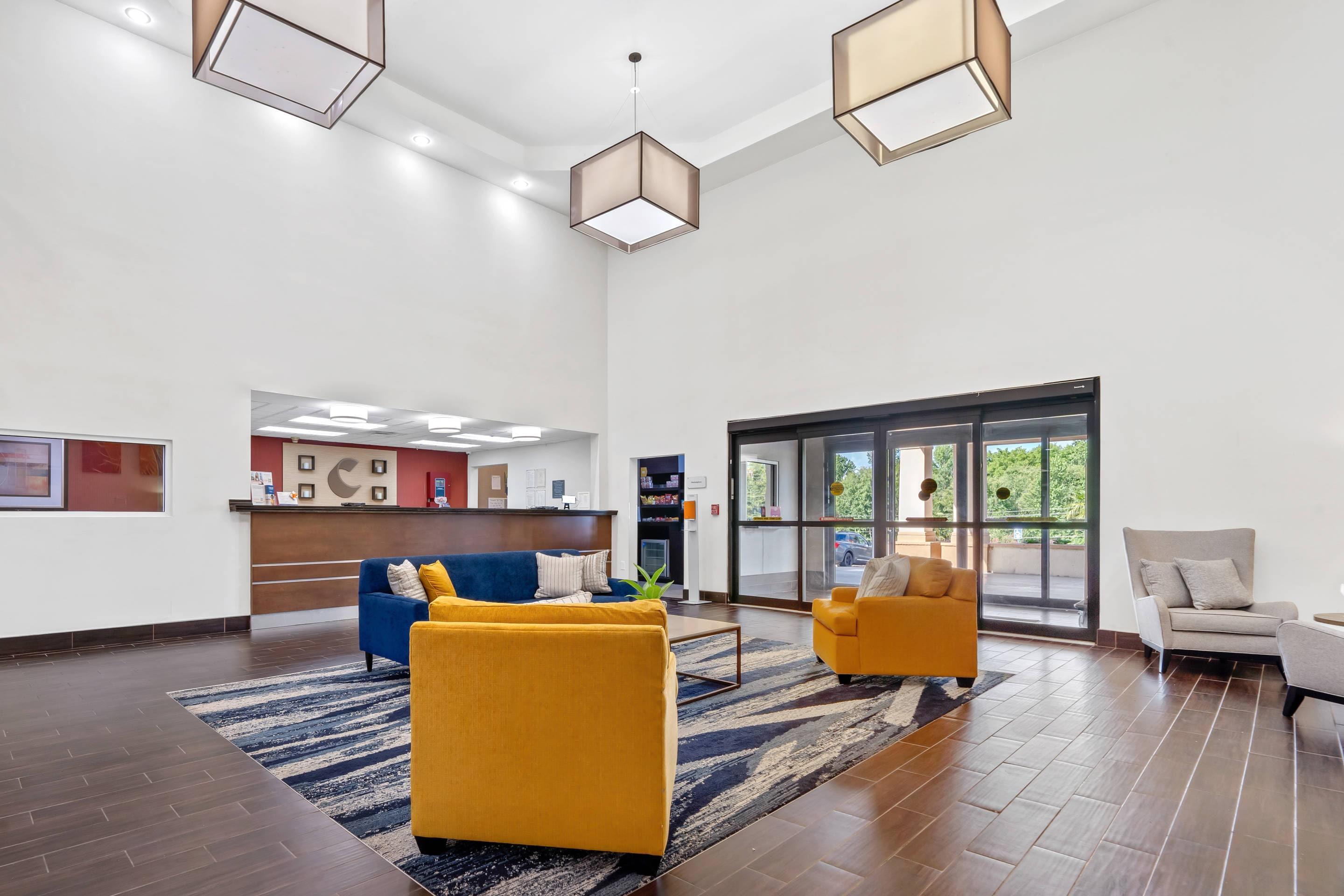 Hotel lobby | Comfort Suites Milledgeville