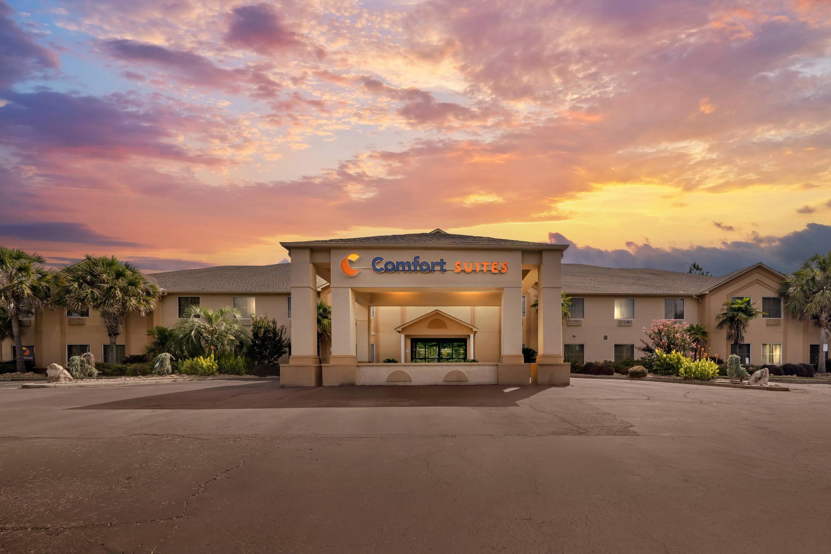 Hotel at night | Comfort Suites Milledgeville